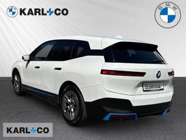 BMW iX xDrive 40 LC Prof DrivingAssProf Harman Kardo foto 3
