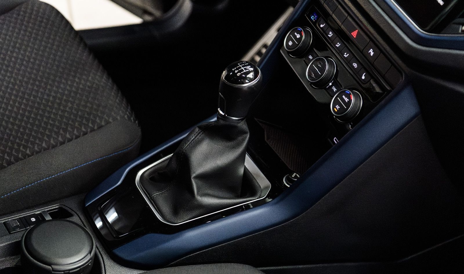 Volkswagen T-Roc 1,5 United+LM+SH+PDC+Drive Mode+Digi Cockp foto 17