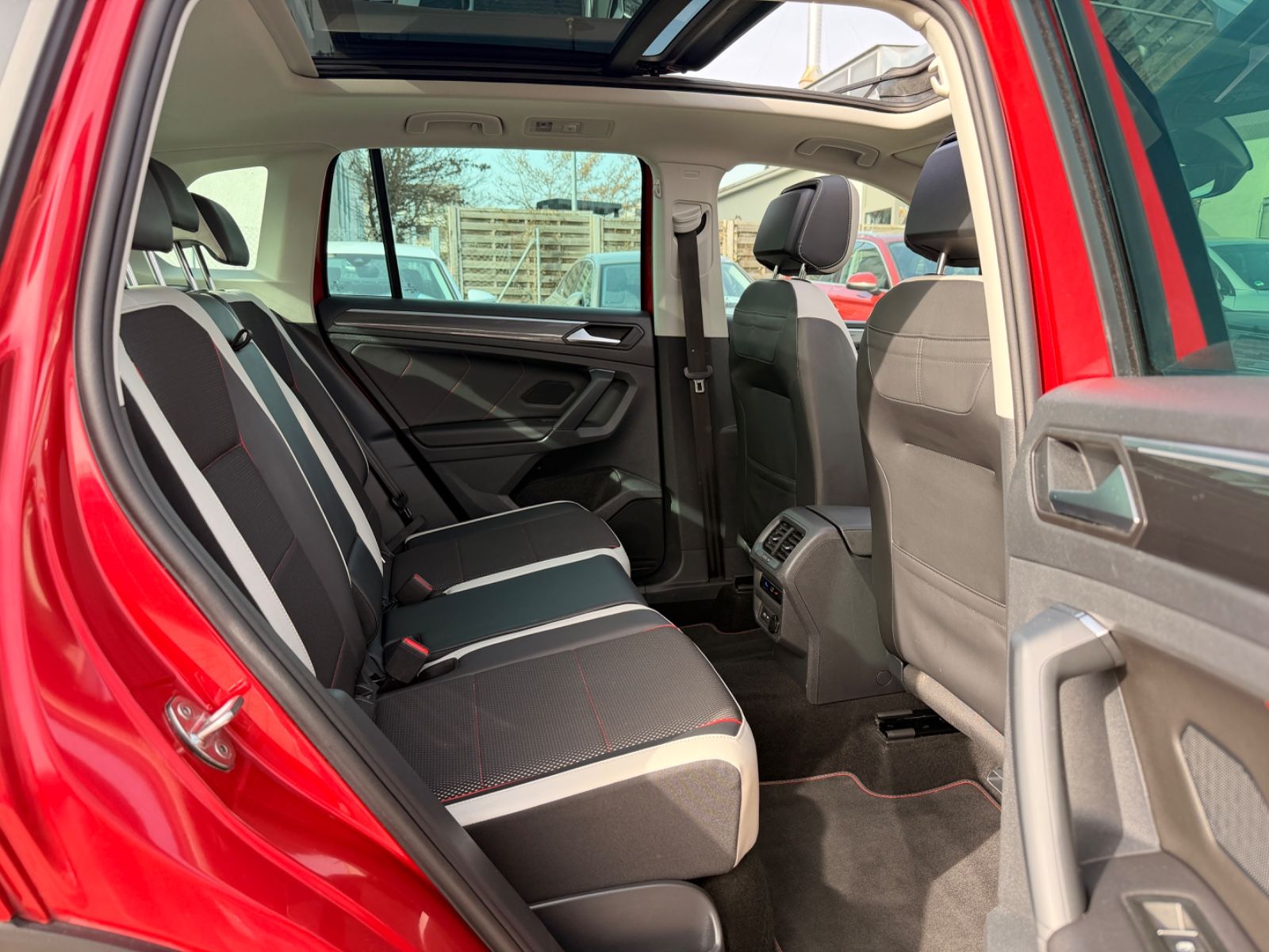 Volkswagen Tiguan 2.0 TDI Urban Sport *PANO-AREA-MATRIX* foto 11