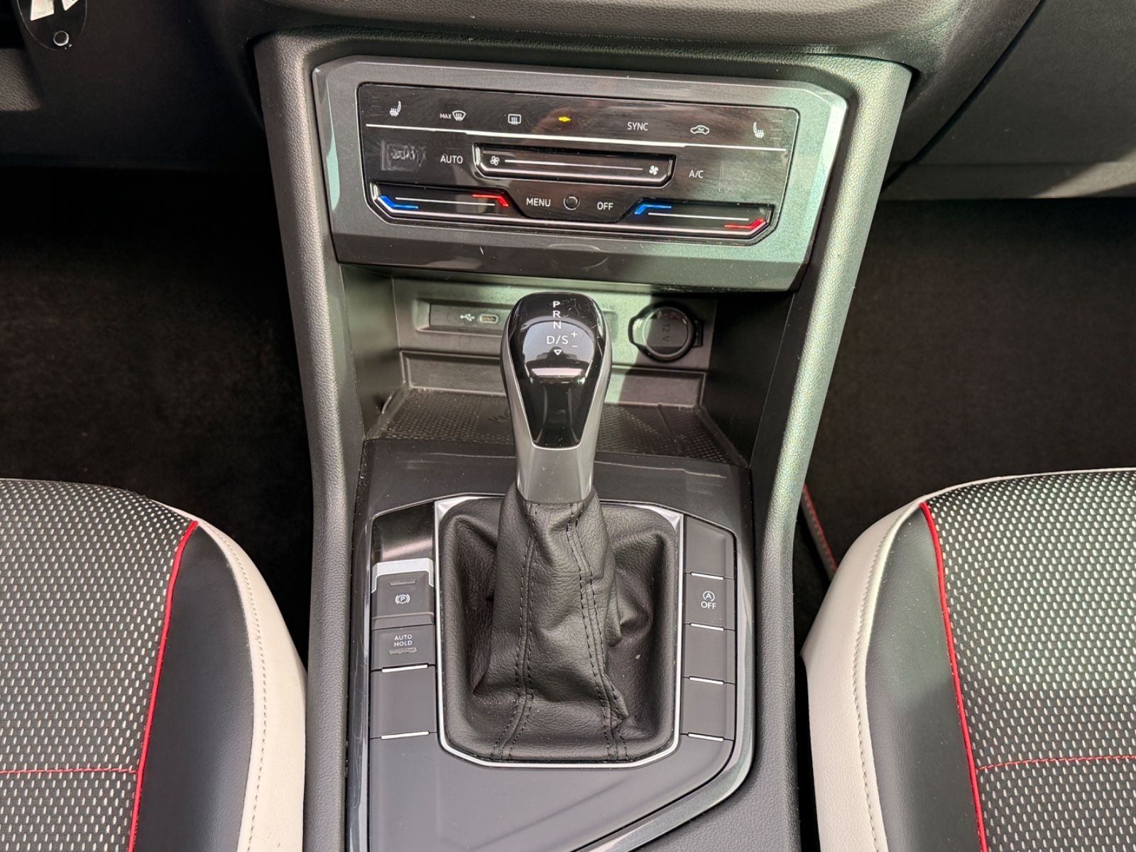 Volkswagen Tiguan 2.0 TDI Urban Sport *PANO-AREA-MATRIX* foto 15