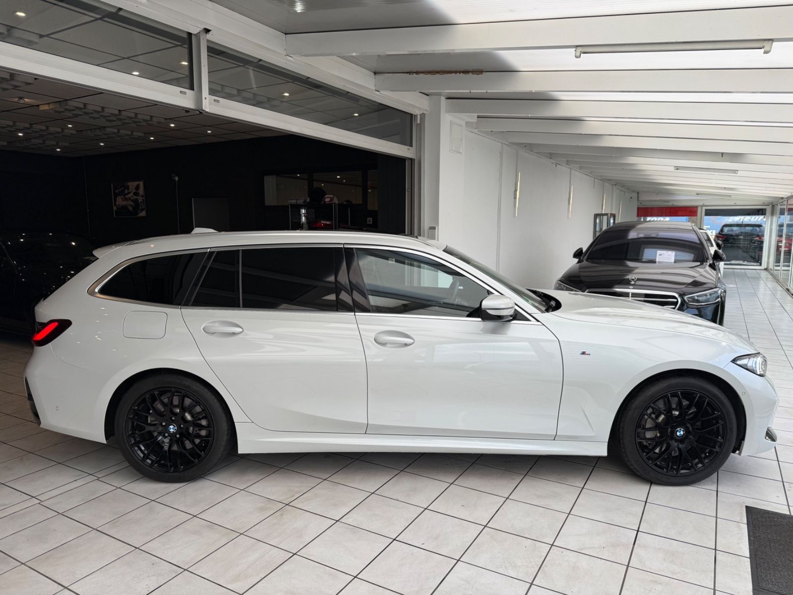 BMW 330 i xDrive M Sport Pano AHK Garantie foto 4