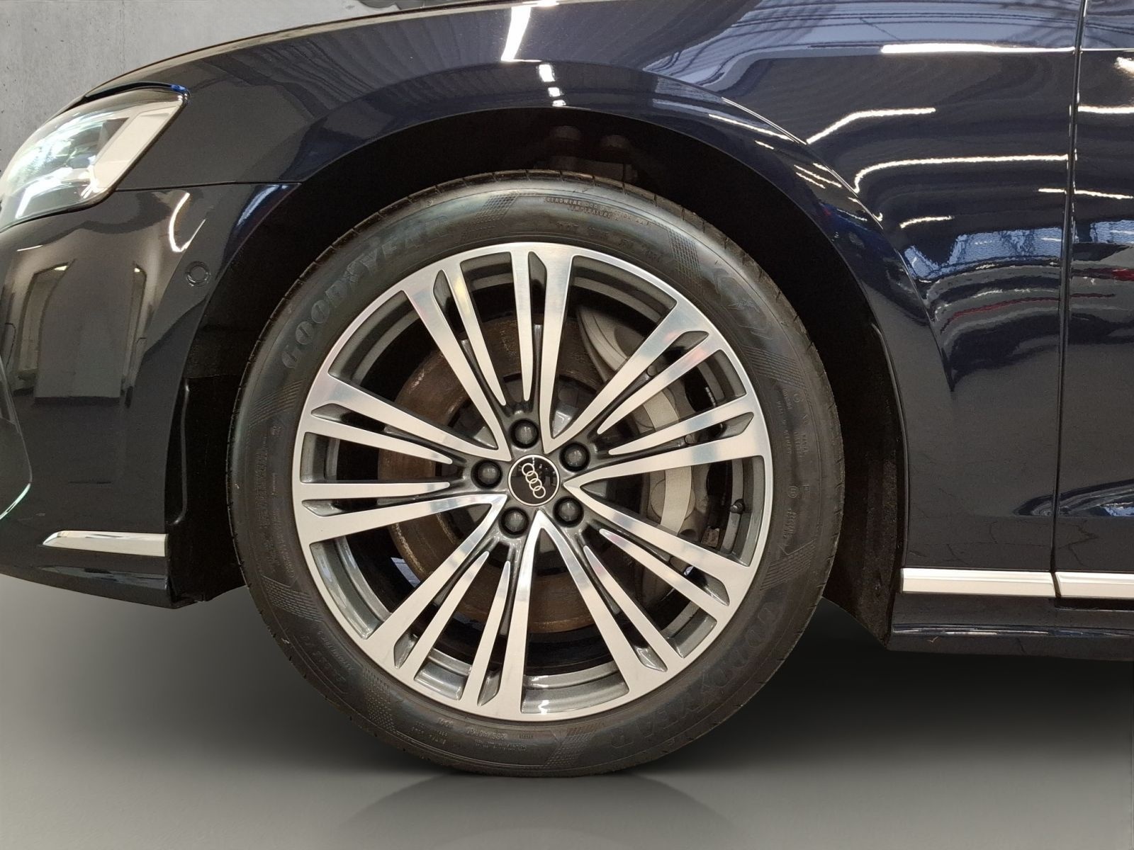 Audi A8 L TFSI e 60 e quattro 340(462) kW(PS) foto 20