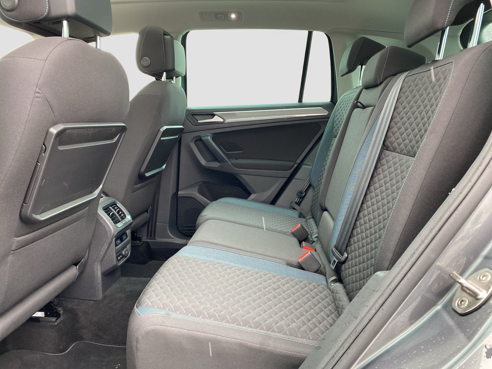 Volkswagen Tiguan 2.0 TDI SCR IQ.DRIVE ACC LED PanoSD AHK foto 14