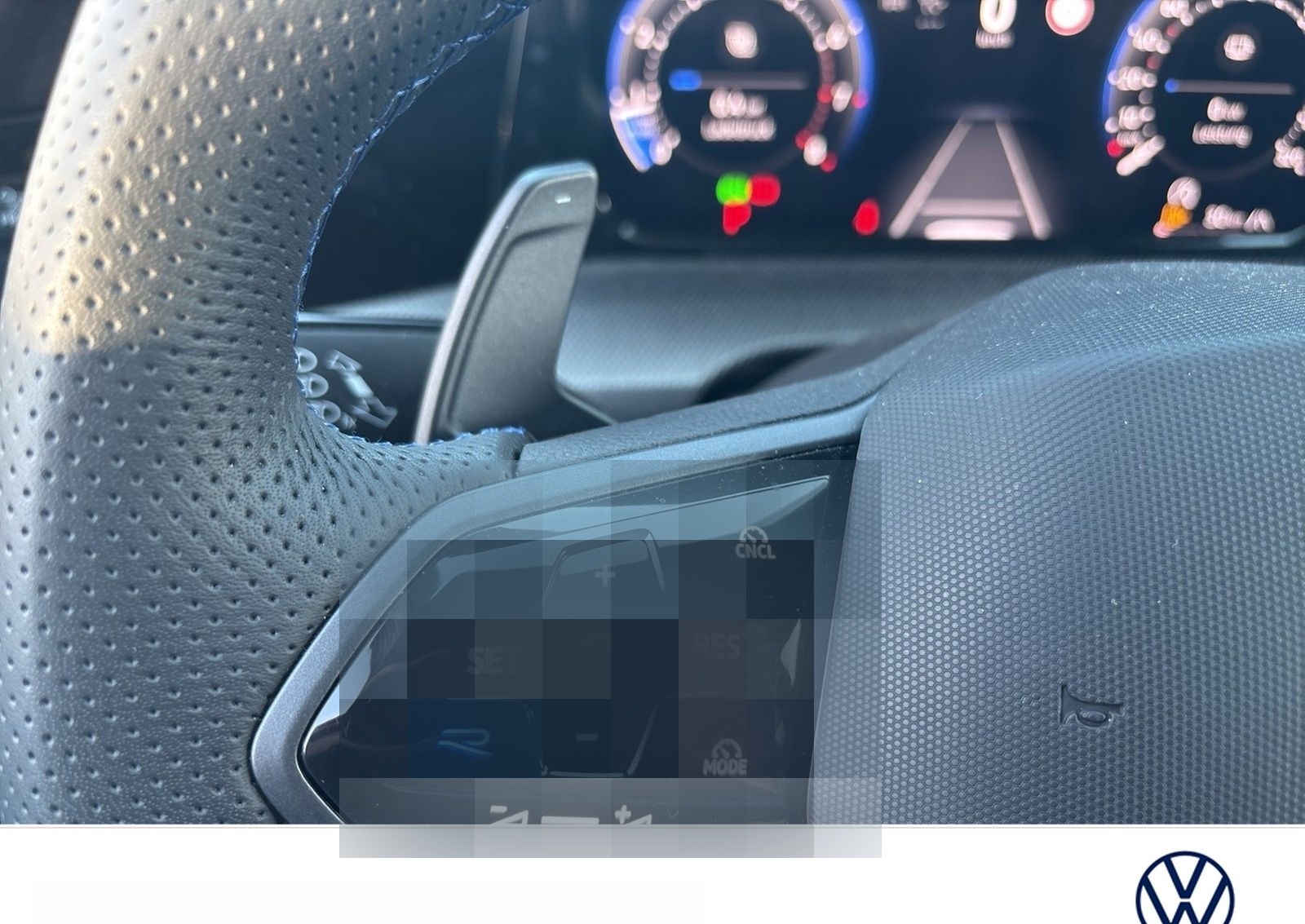 Volkswagen Golf VIII 2.0 R 4X4 AKRAPOVIC CAM ACC LM18 NAVI foto 16