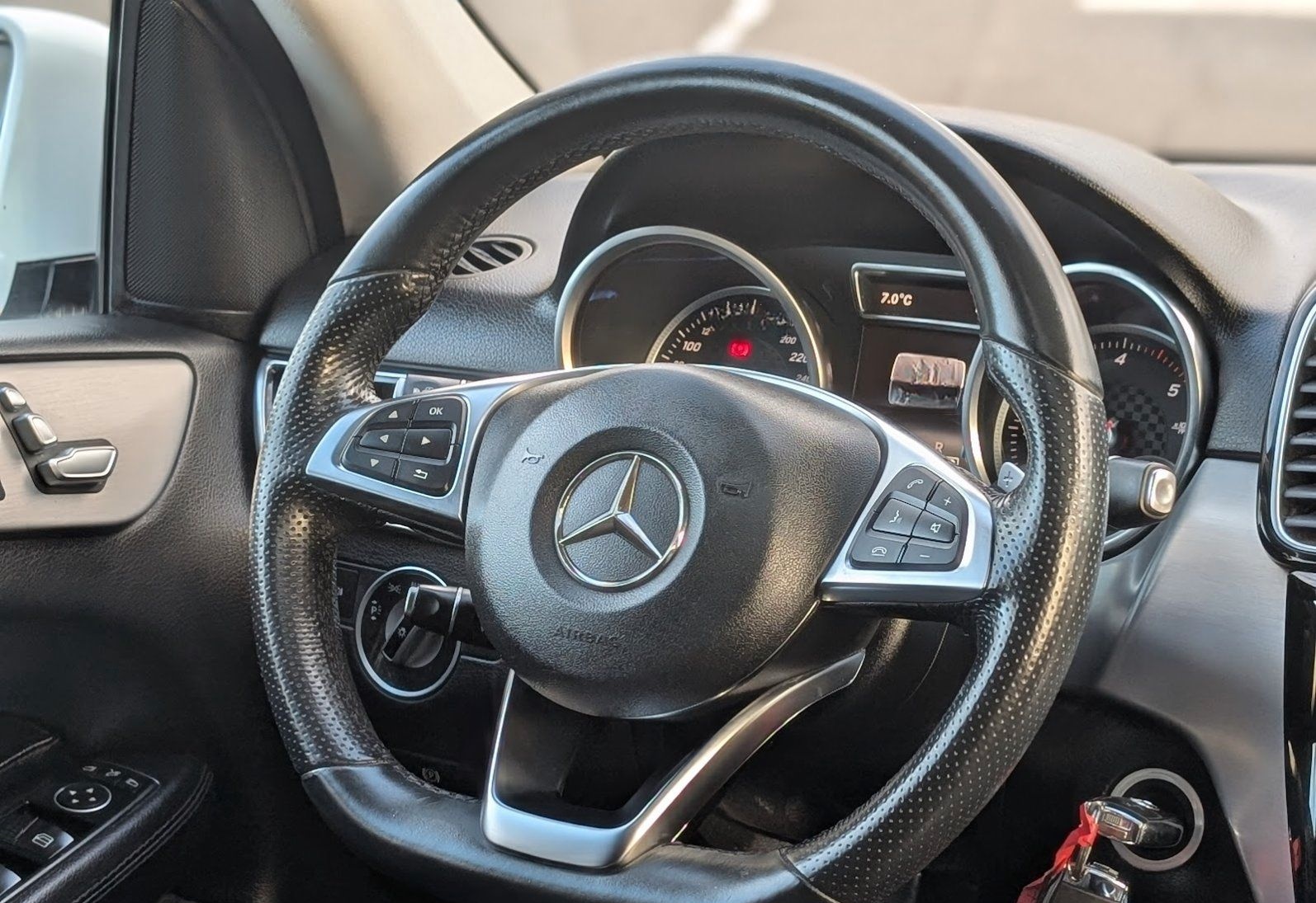 Mercedes-Benz GLE 350 d 4Matic AMG Line. PANO. 360°. AIRMATIC foto 18