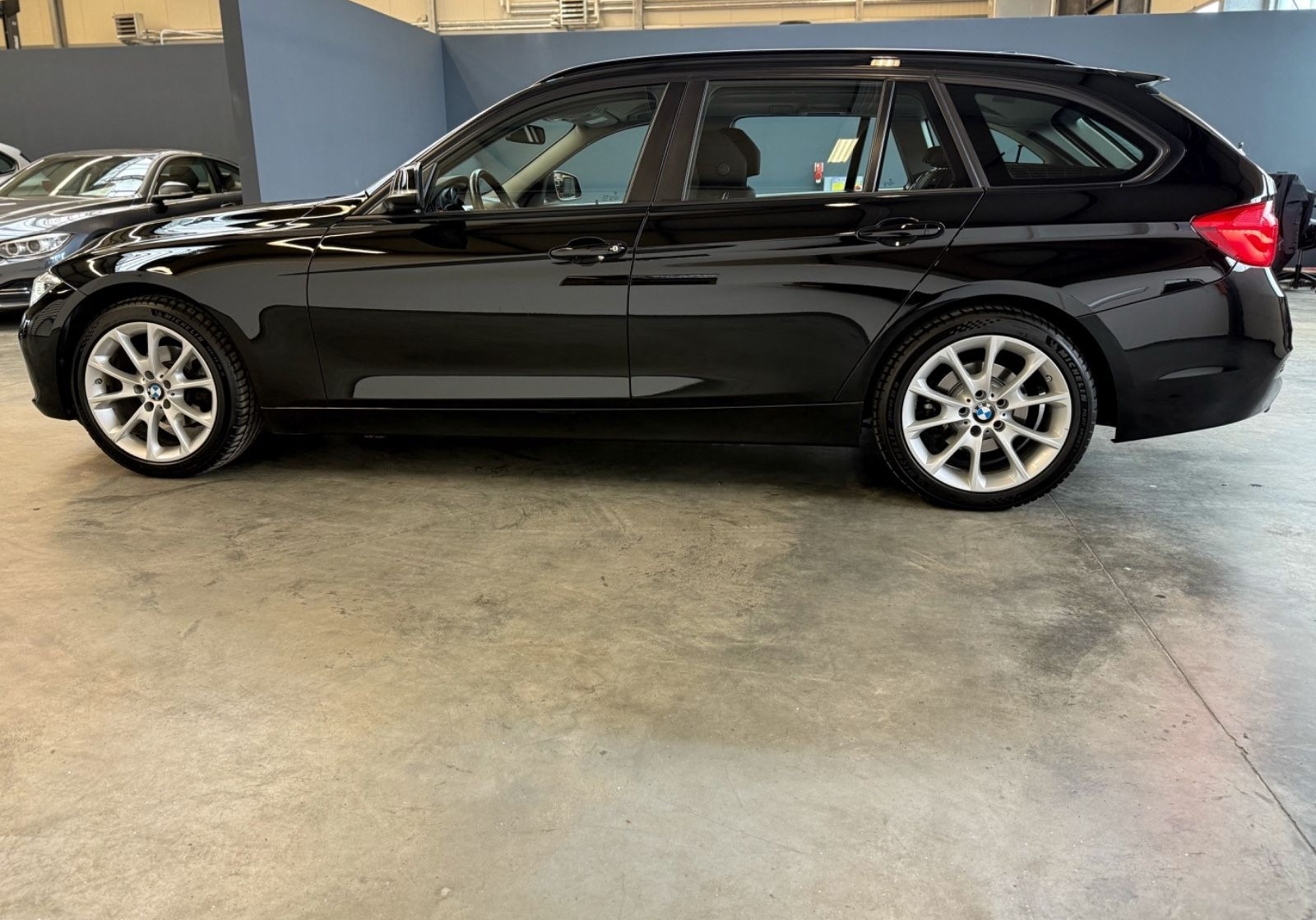 BMW 320i Touring LED/AHK/Navi/PDC/ foto 2