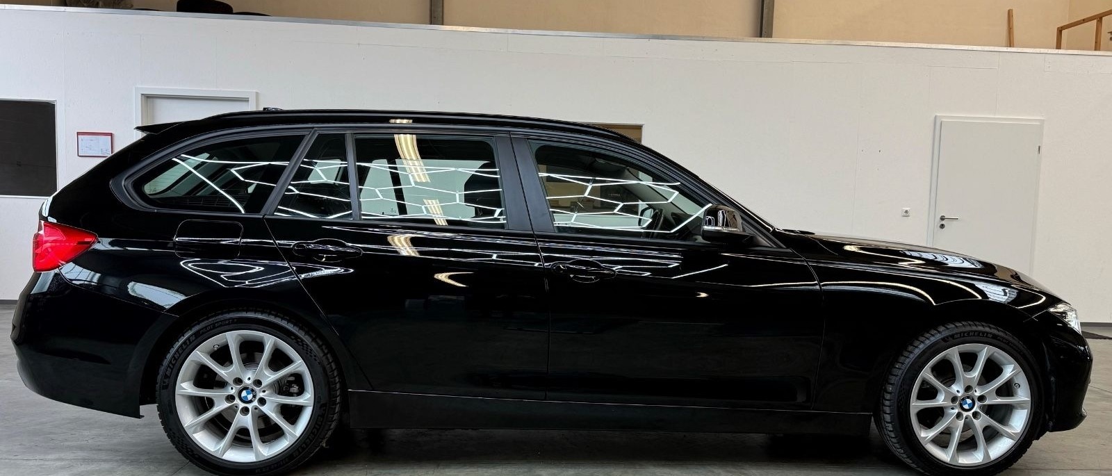 BMW 320i Touring LED/AHK/Navi/PDC/ foto 6