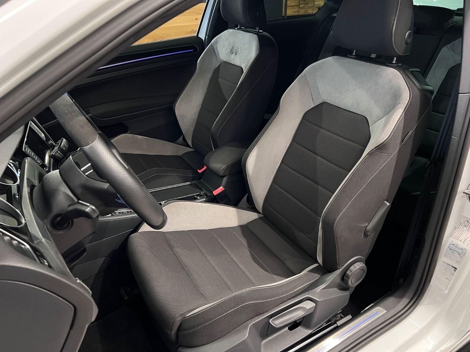 Volkswagen Golf 2.0 TSI 4MOTION BMT R 19ZOLL NAVI KEYLESS foto 24