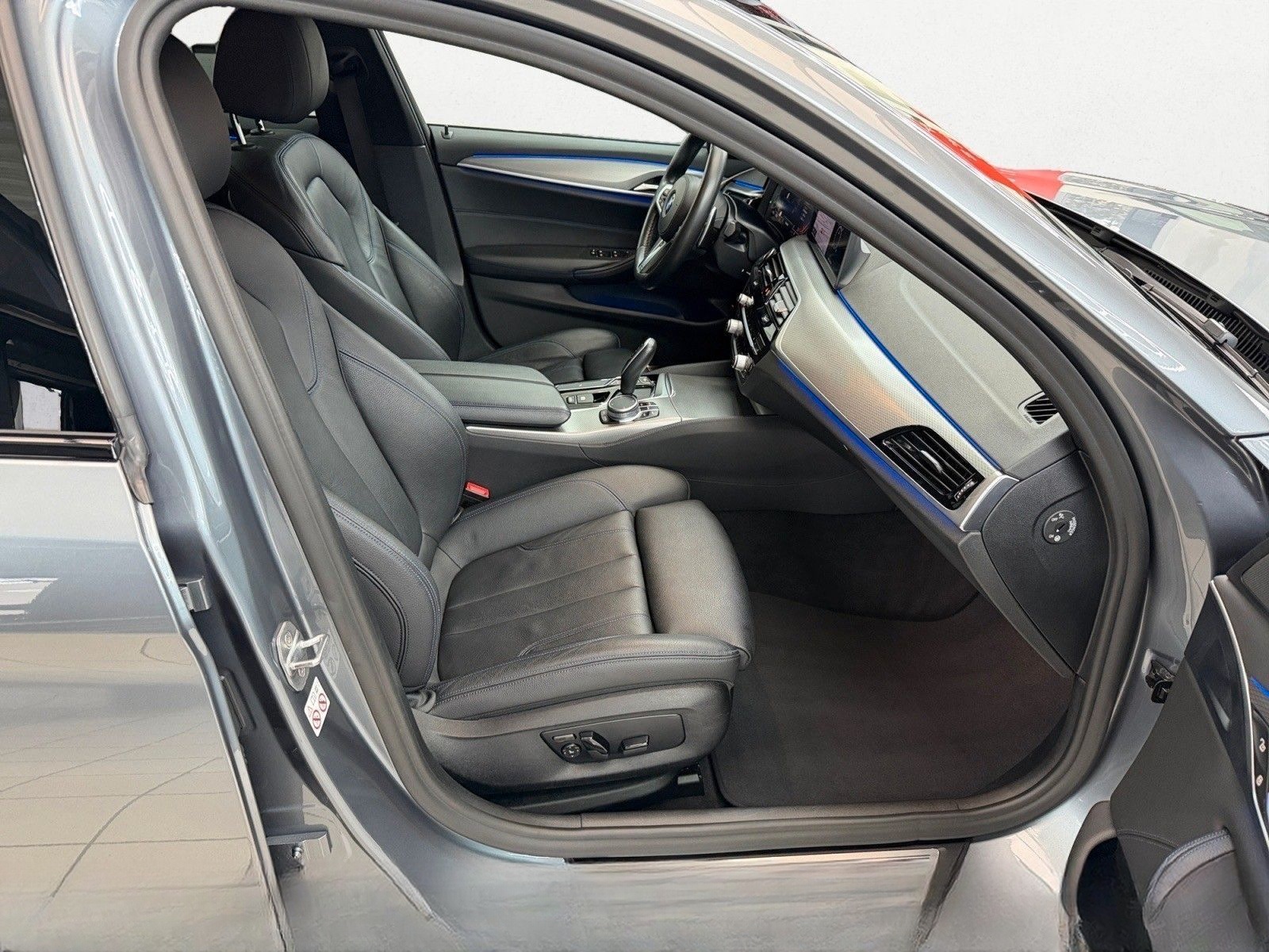 BMW 530d Touring xDrive M Sport AHK + STANDHEIZUNG foto 17