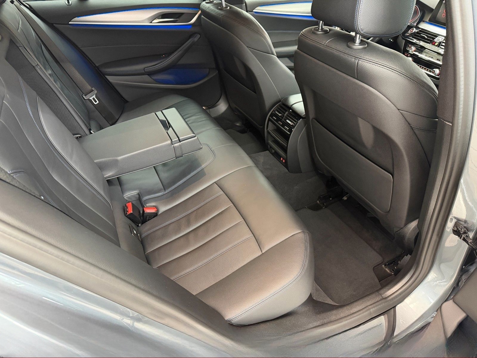 BMW 530d Touring xDrive M Sport AHK + STANDHEIZUNG foto 21