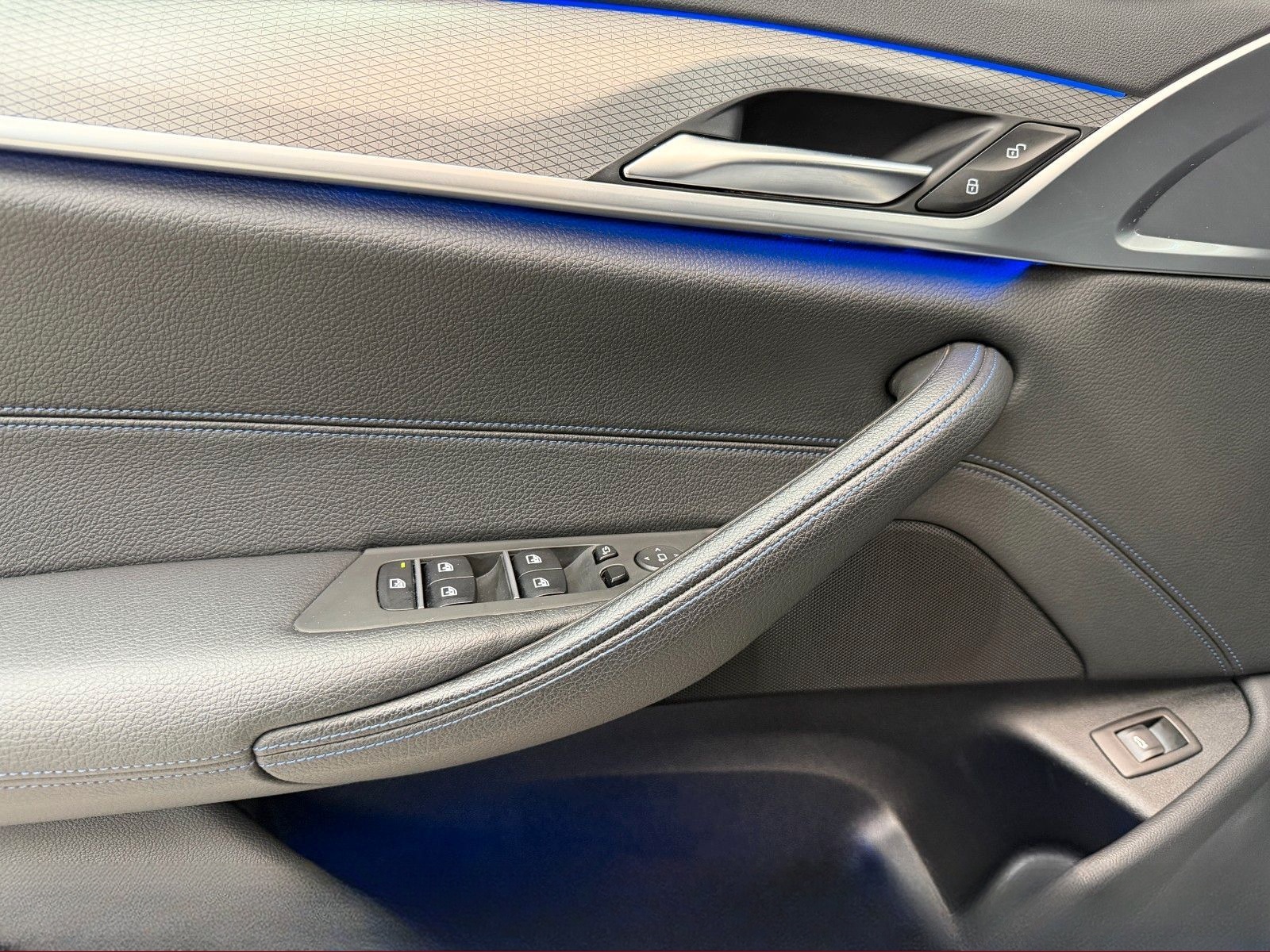 BMW 530d Touring xDrive M Sport AHK + STANDHEIZUNG foto 22