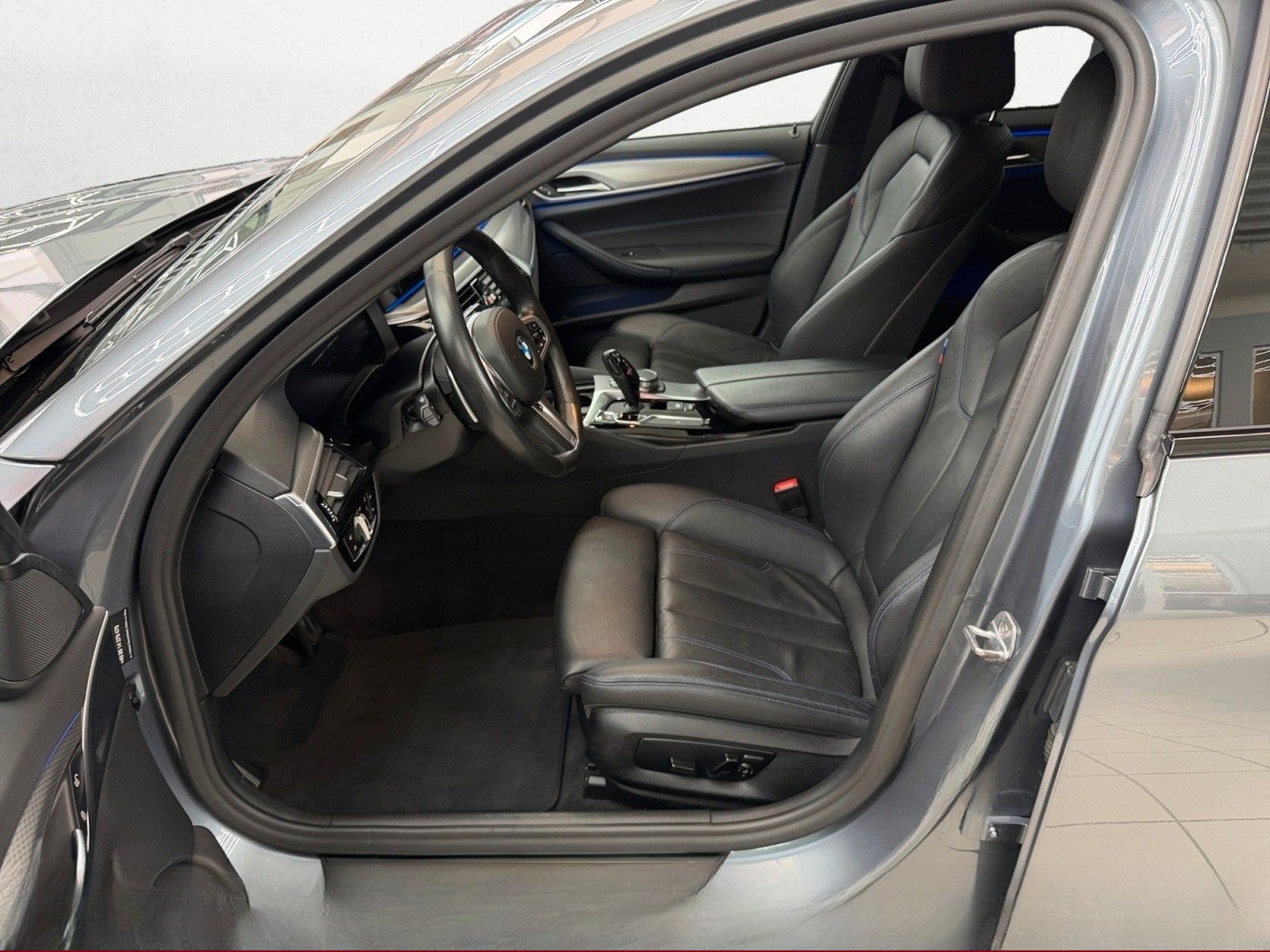 BMW 530d Touring xDrive M Sport AHK + STANDHEIZUNG foto 10