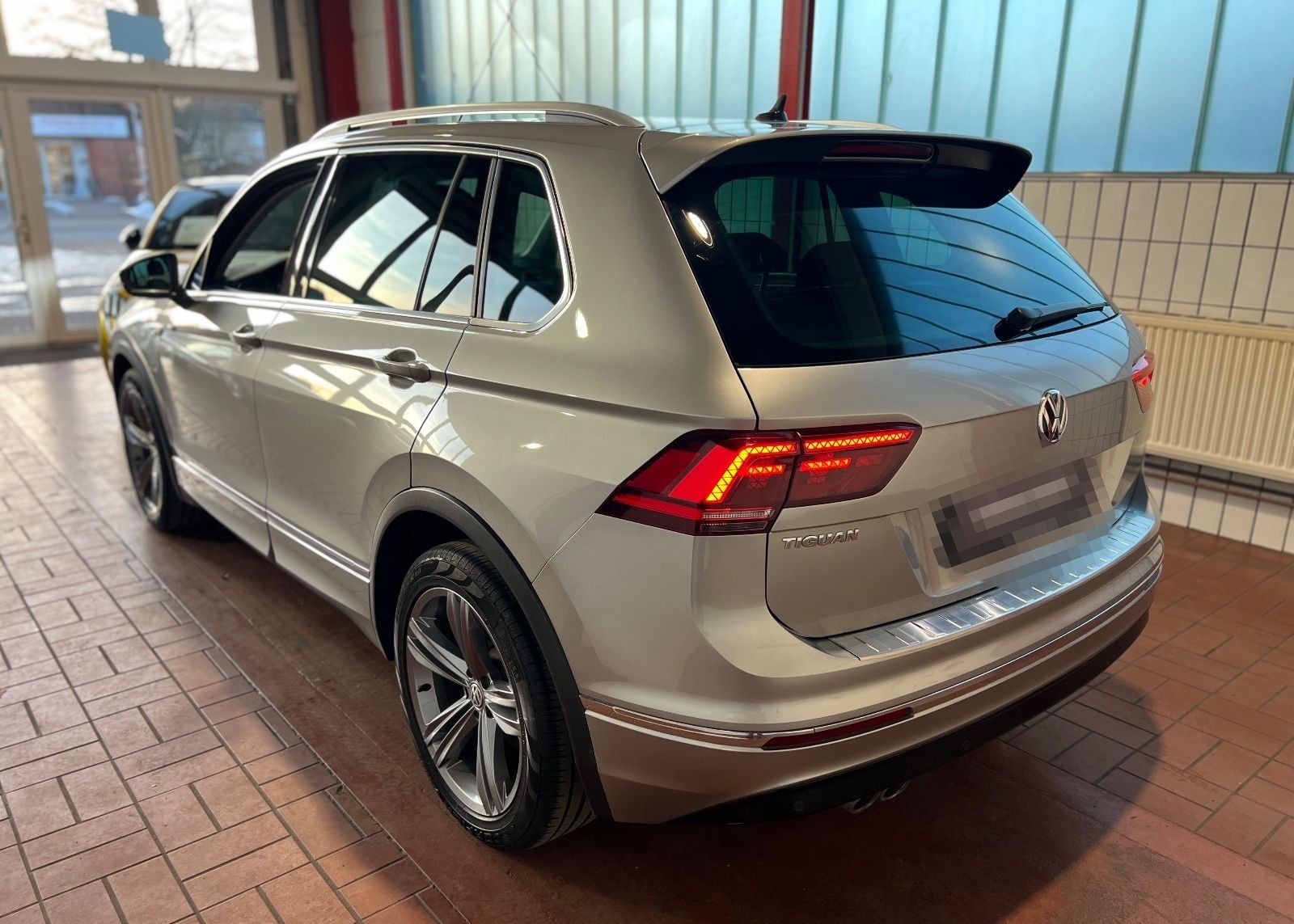 Volkswagen Tiguan Highline 2.0 TDI/R-LineExt/2.Hand/Carplay foto 4