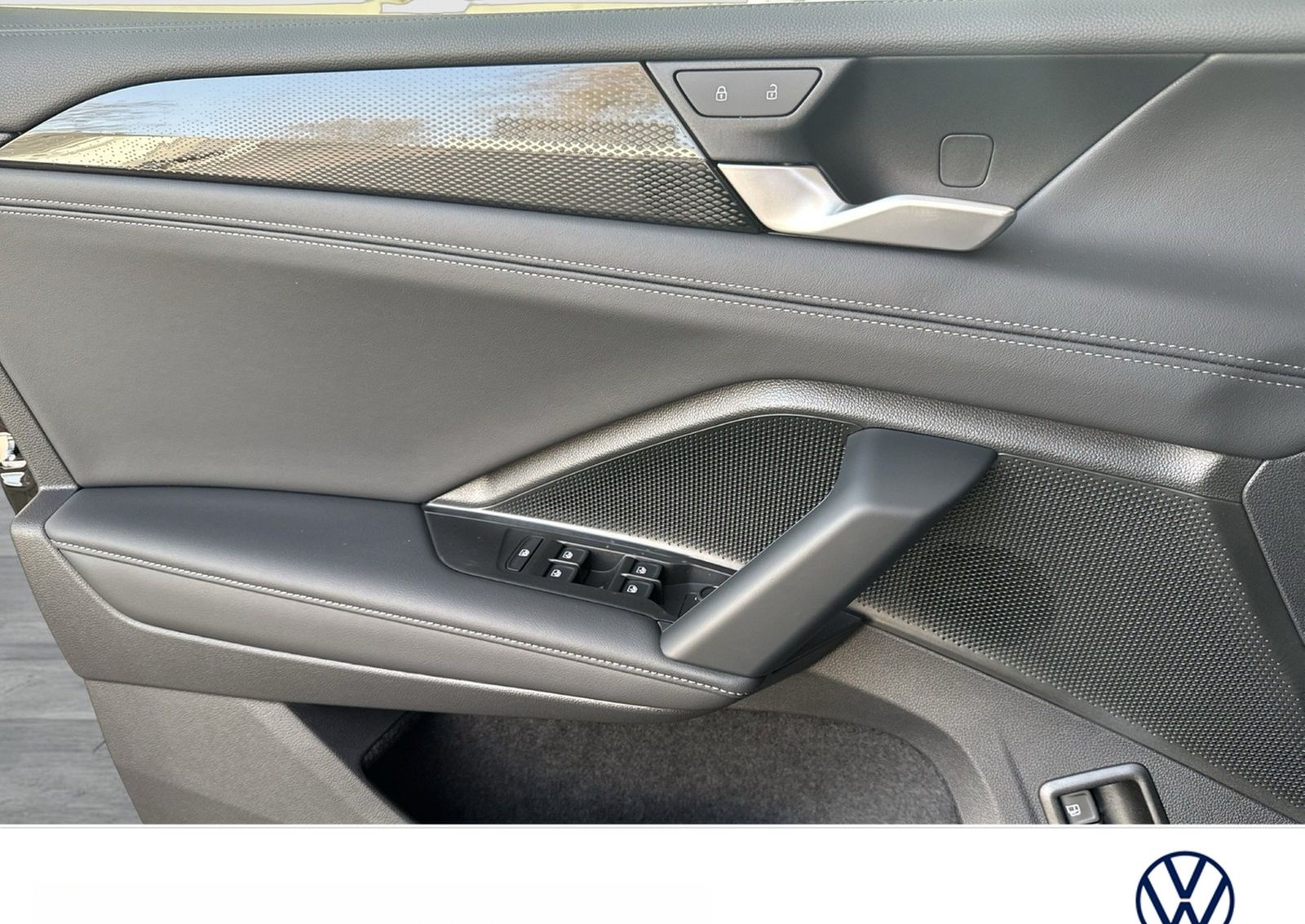 Volkswagen Tiguan 1.5 HYBRID LIFE CAM ACC LM18 CARPLAY foto 16