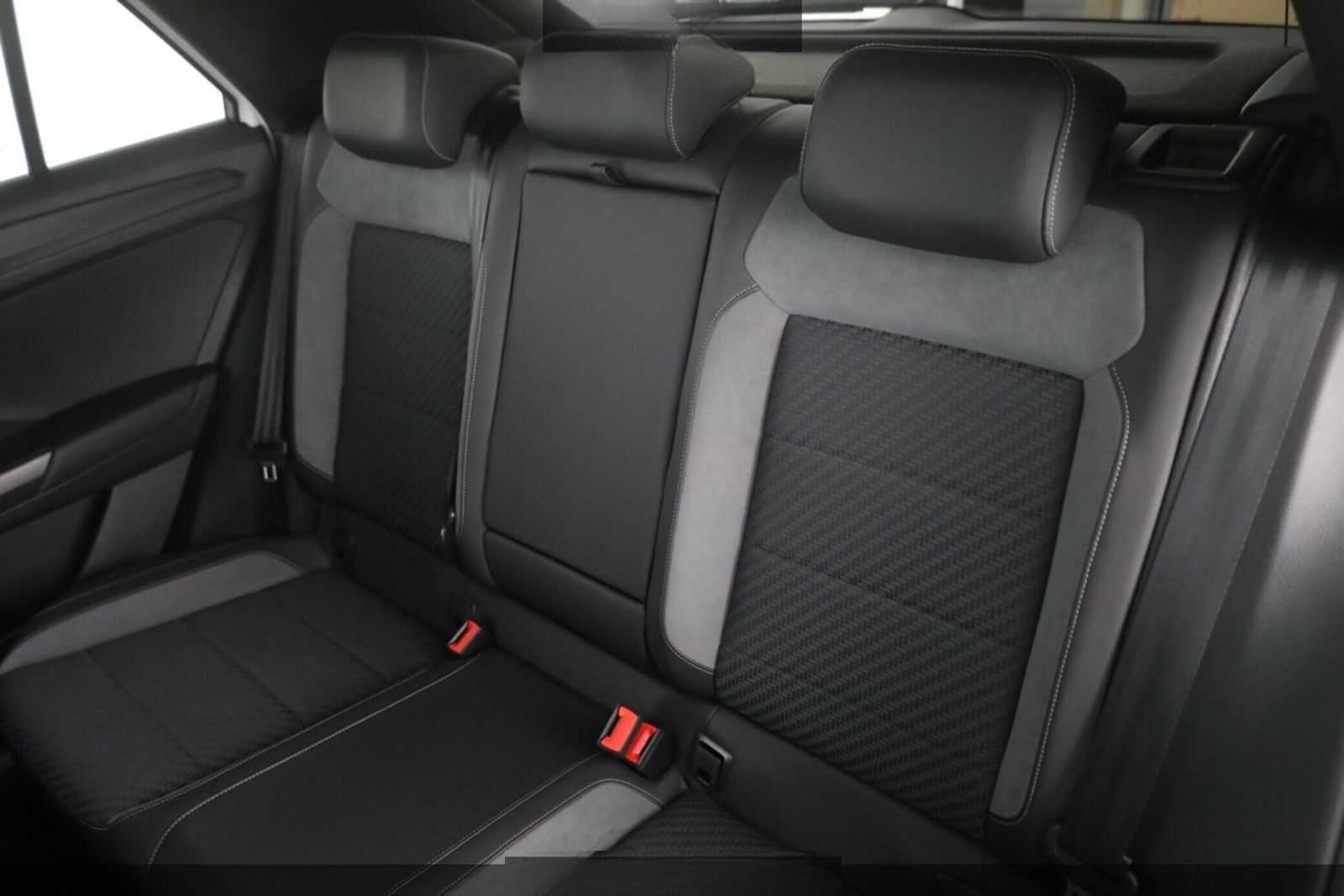 Volkswagen T-Roc 1.5 TSI Sport R-Line#AHK#ActiveInfo#19Z#LE foto 13