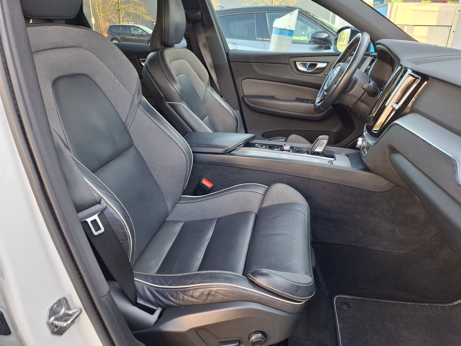 Volvo XC 60 R Design AWD*XeniumP.*Panoramadach*LED*CAM foto 10