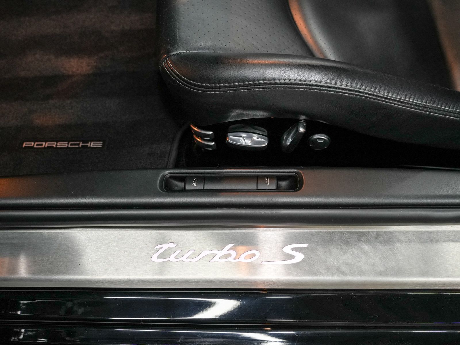 Porsche 911 Turbo S Cabrio - Exklusiver Volllederumfang foto 10