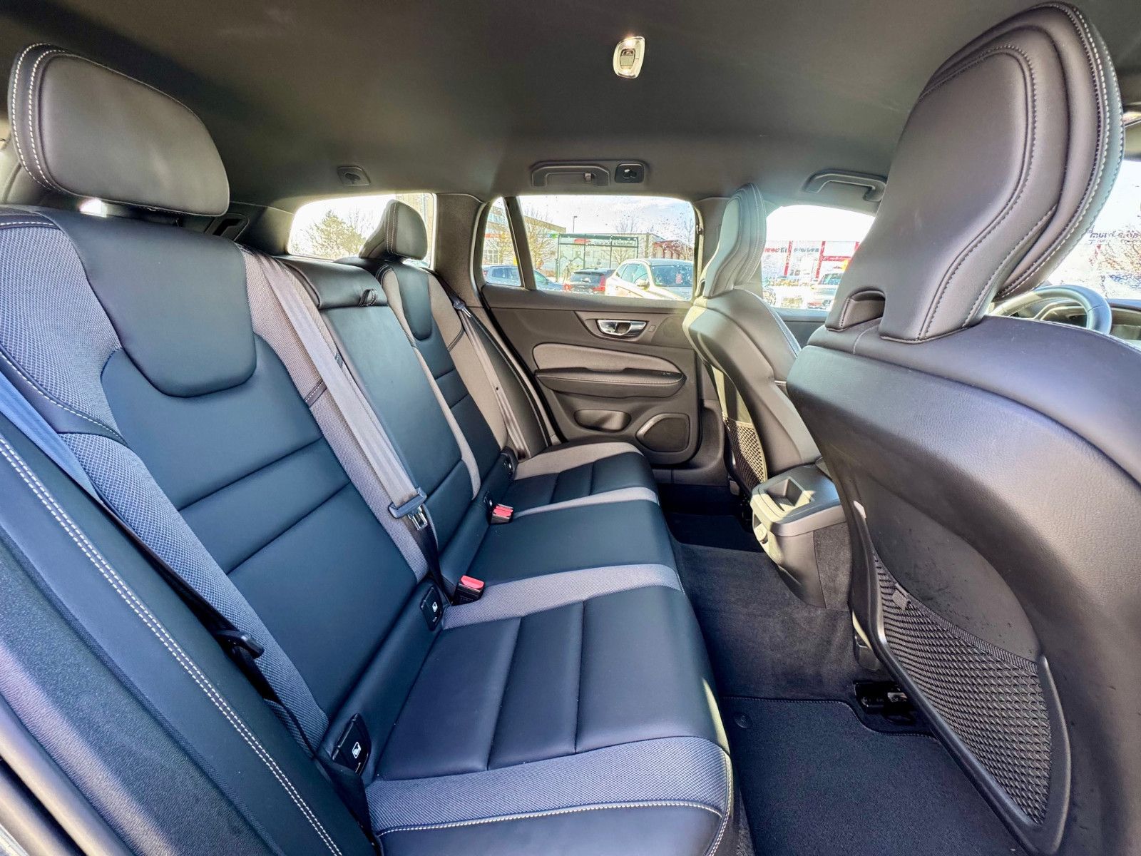 Volvo V60 B4 Diesel Kombi R-Design 8-Gang foto 11