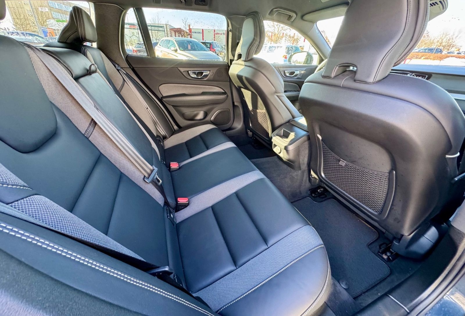 Volvo V60 B4 Diesel Kombi R-Design 8-Gang foto 10