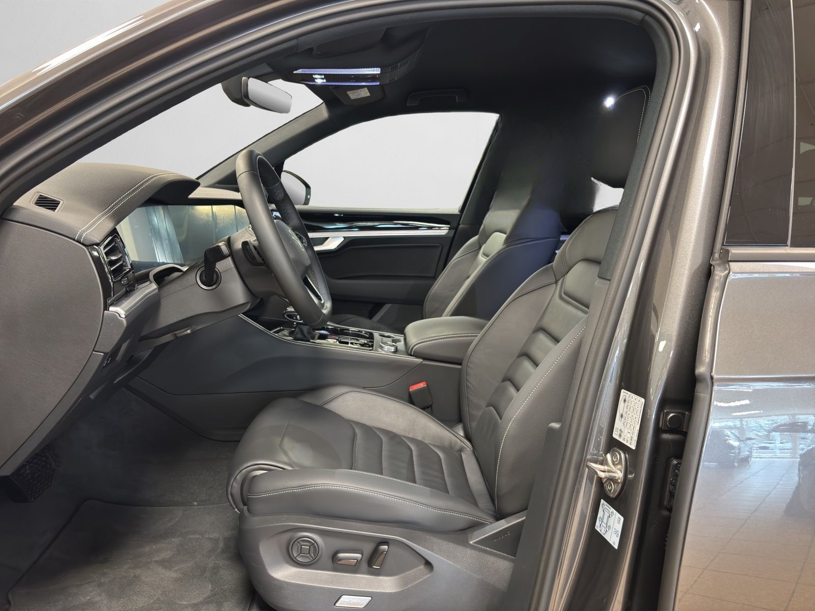 Volkswagen Touareg 3.0 V6 TDI NAVI AHK APP LEDER ACC 90 l foto 12