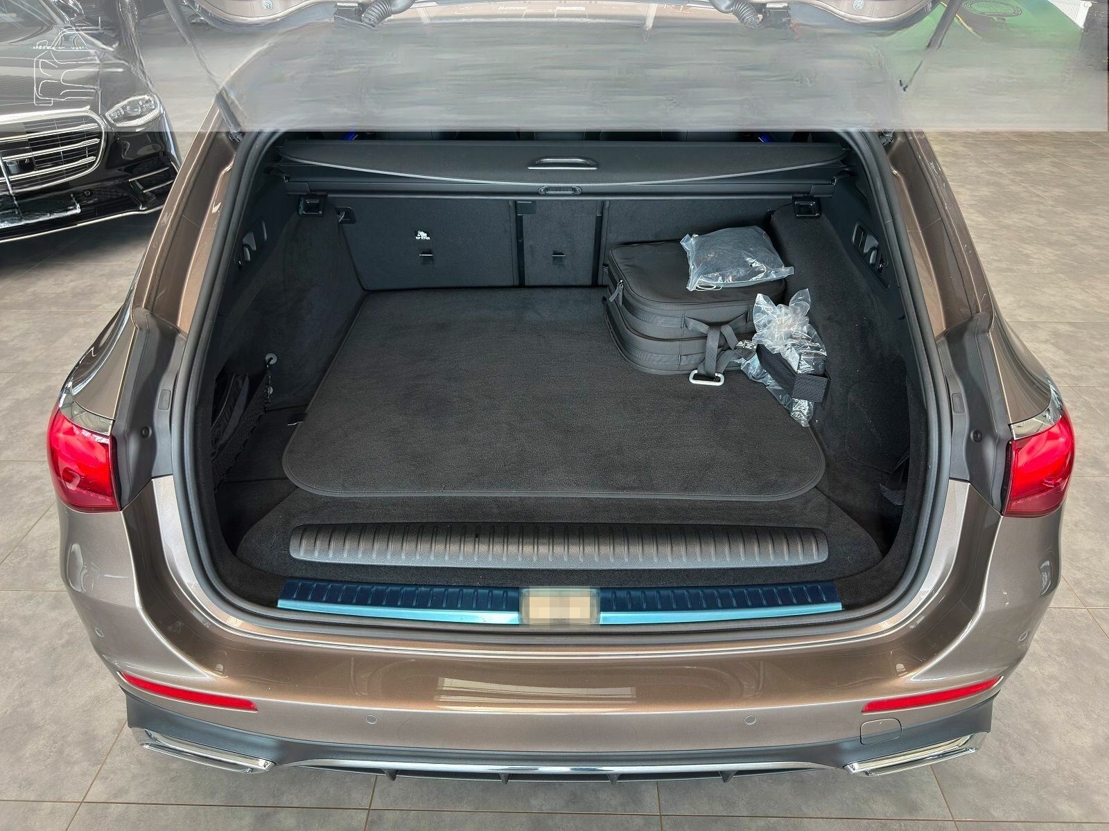 Mercedes-Benz E 300 T e AMG PREMIUM+ AIRMATIC-SUPERSCREEN- 4D! foto 18