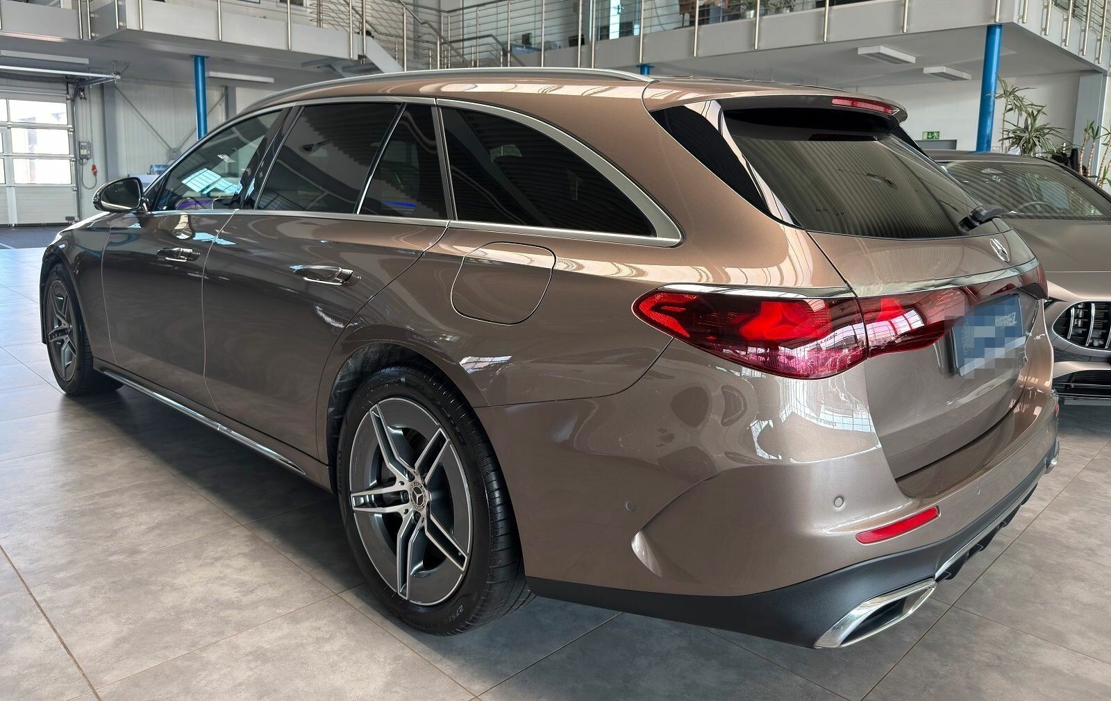 Mercedes-Benz E 300 T e AMG PREMIUM+ AIRMATIC-SUPERSCREEN- 4D! foto 3