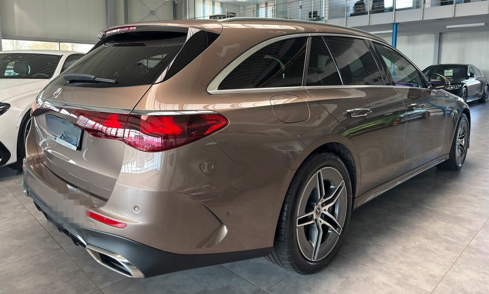 Mercedes-Benz E 300 T e AMG PREMIUM+ AIRMATIC-SUPERSCREEN- 4D! foto 4
