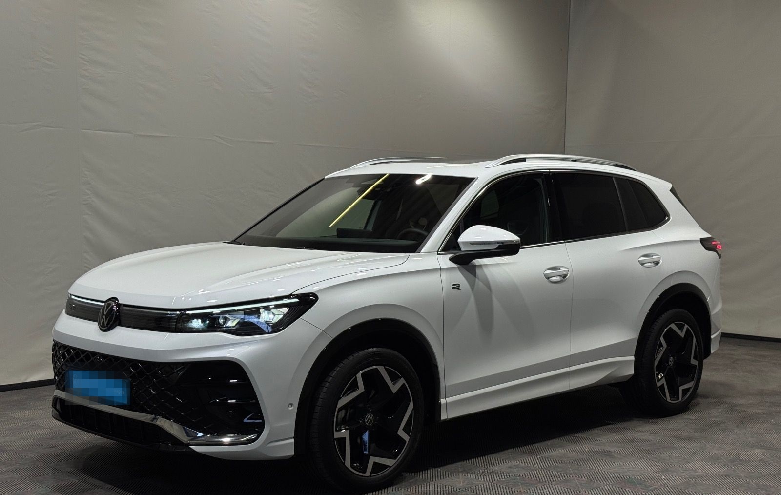 Volkswagen Tiguan R-Line 1.5 eTSI DSG | MATRIX NAVI PANO foto 2