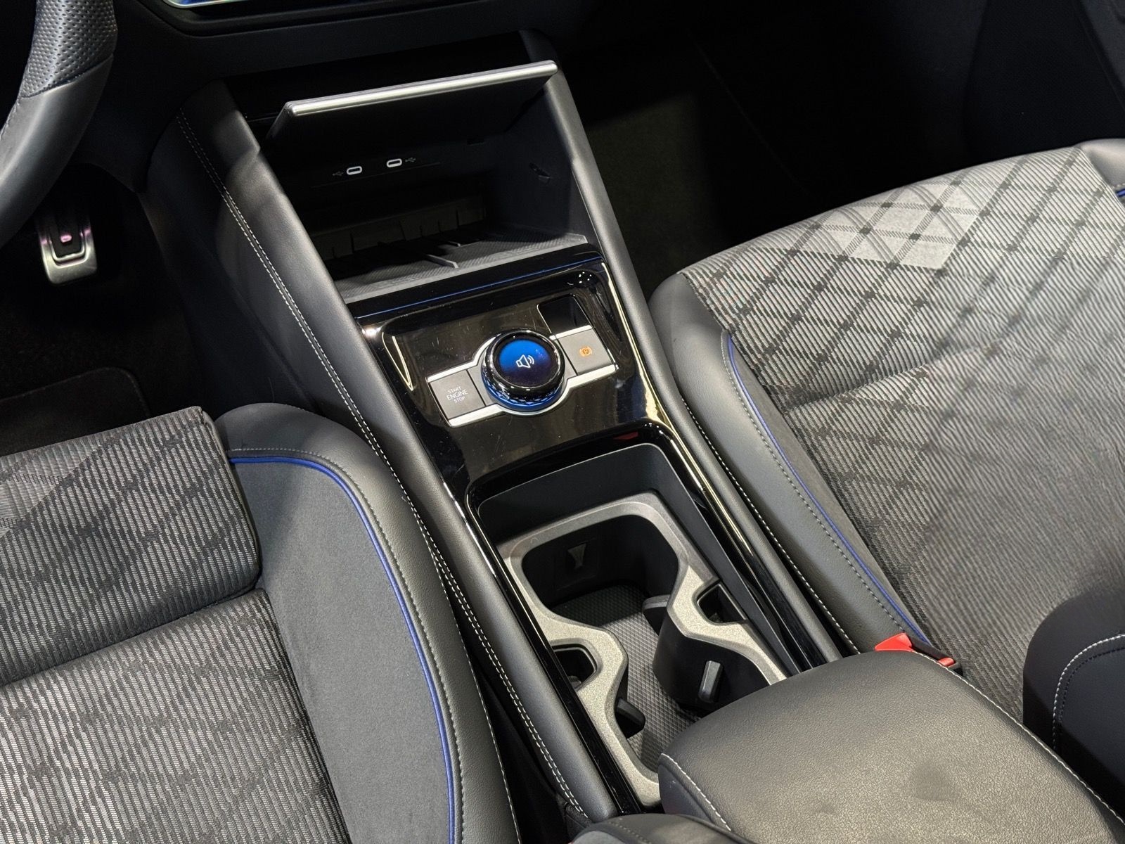 Volkswagen Tiguan R-Line 1.5 eTSI DSG | MATRIX NAVI PANO foto 12