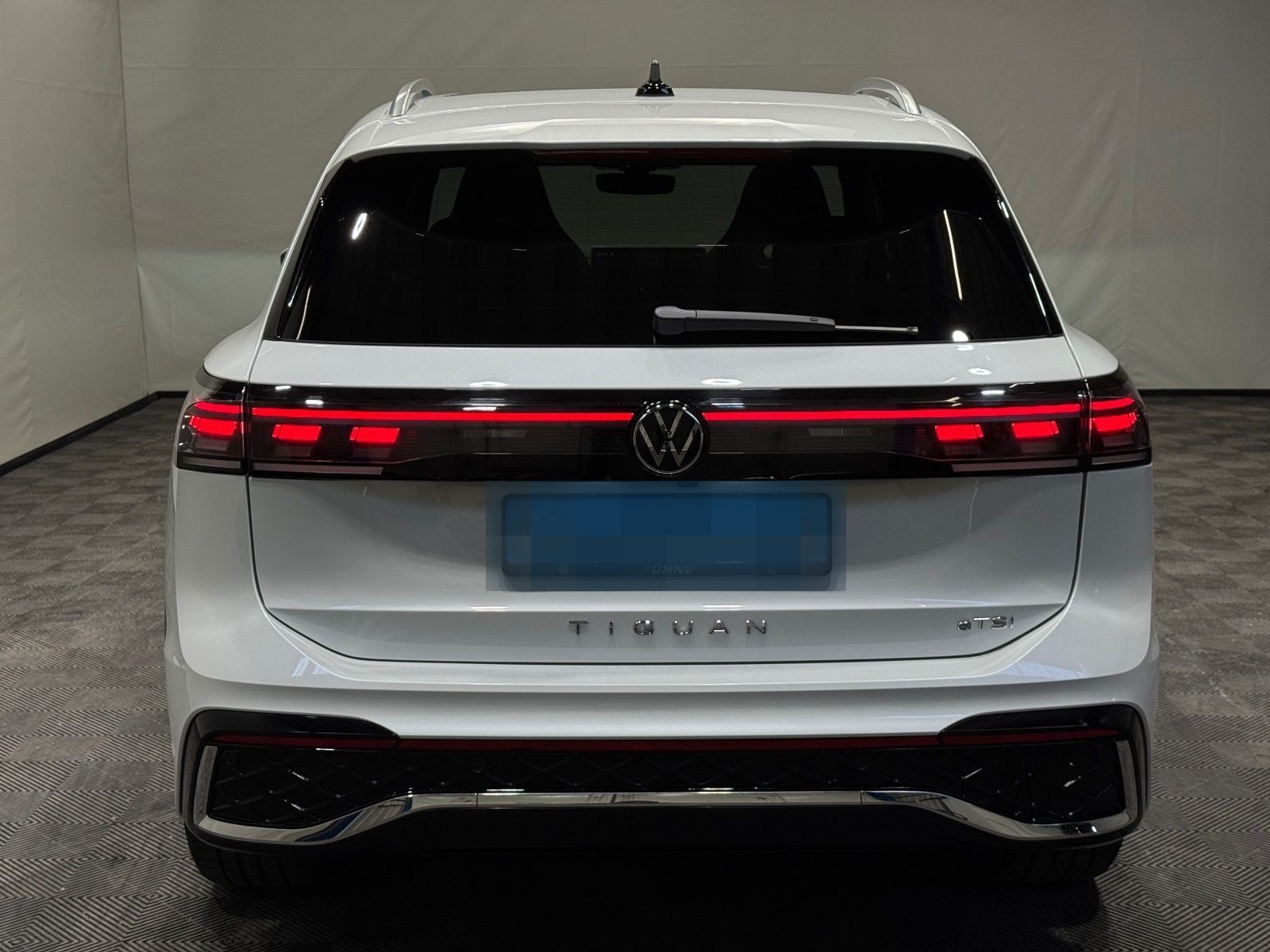Volkswagen Tiguan R-Line 1.5 eTSI DSG | MATRIX NAVI PANO foto 13