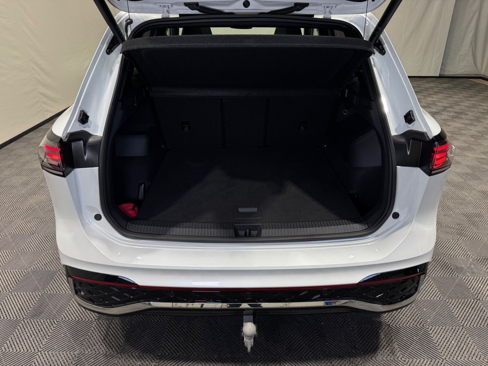 Volkswagen Tiguan R-Line 1.5 eTSI DSG | MATRIX NAVI PANO foto 14