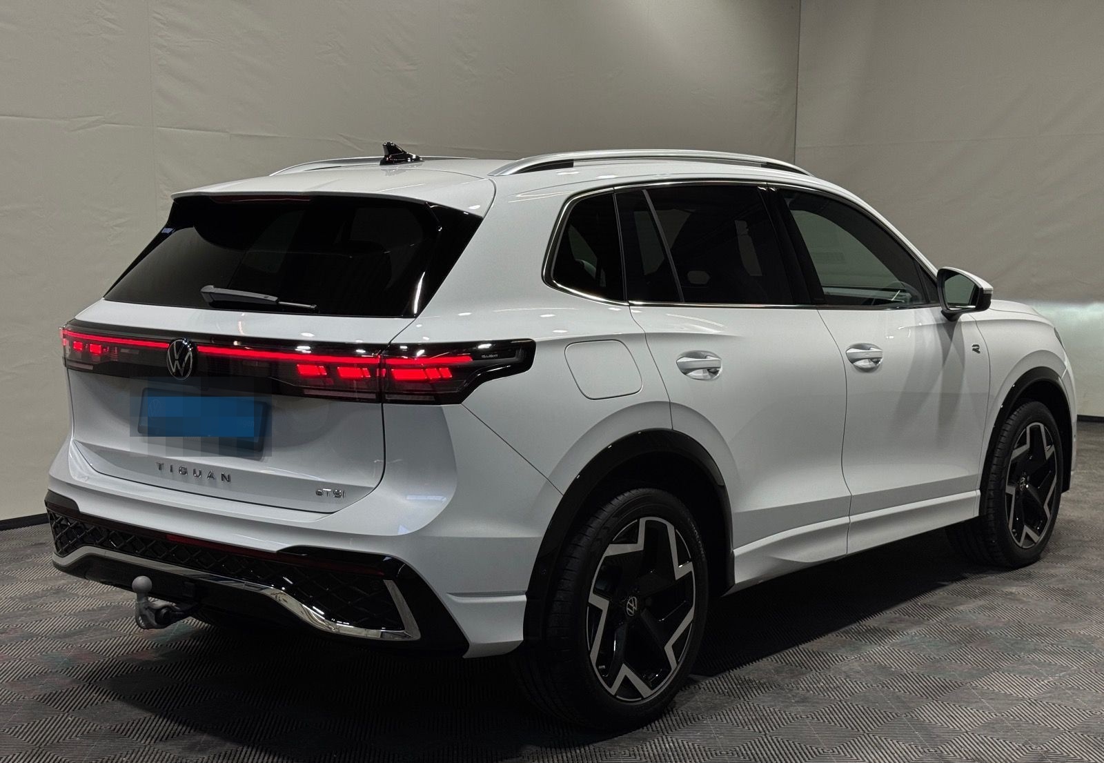 Volkswagen Tiguan R-Line 1.5 eTSI DSG | MATRIX NAVI PANO foto 17