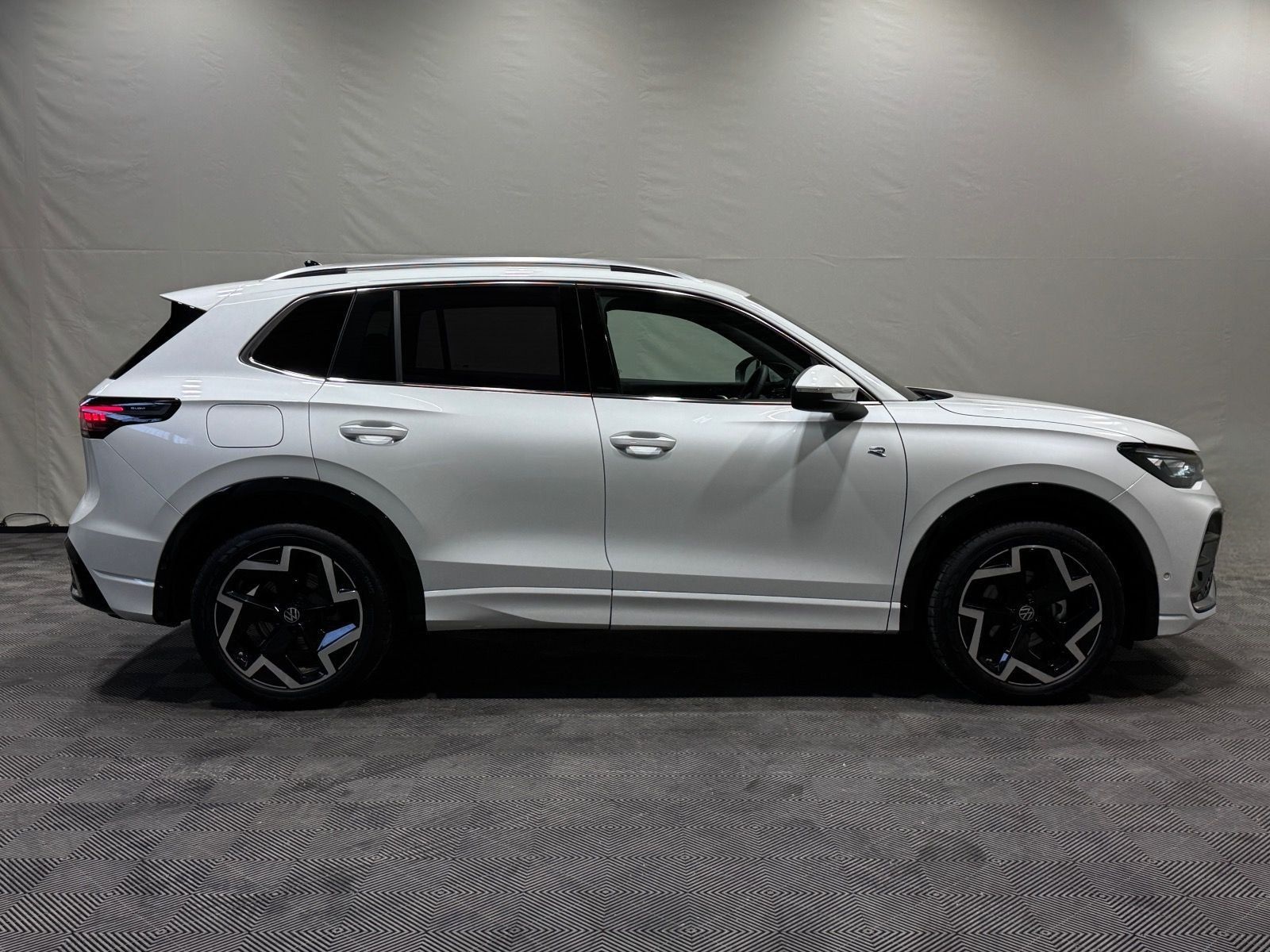 Volkswagen Tiguan R-Line 1.5 eTSI DSG | MATRIX NAVI PANO foto 18
