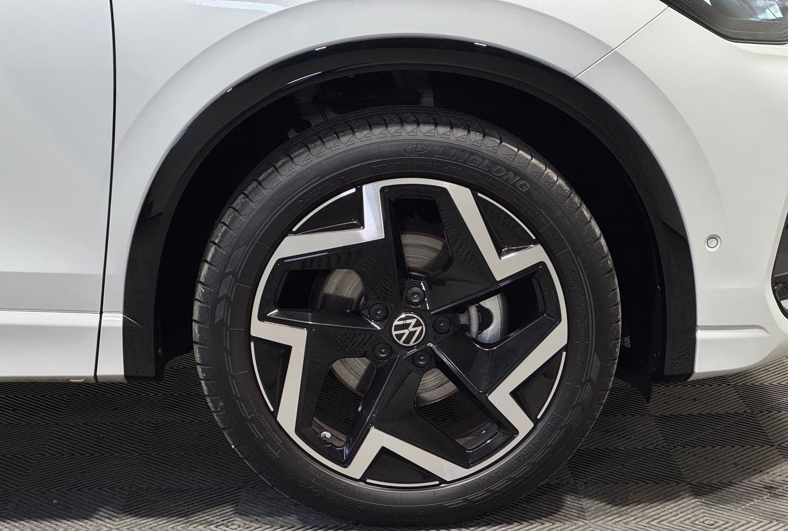 Volkswagen Tiguan R-Line 1.5 eTSI DSG | MATRIX NAVI PANO foto 19