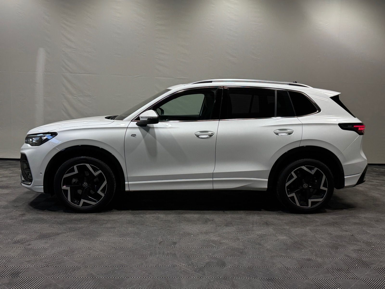 Volkswagen Tiguan R-Line 1.5 eTSI DSG | MATRIX NAVI PANO foto 3