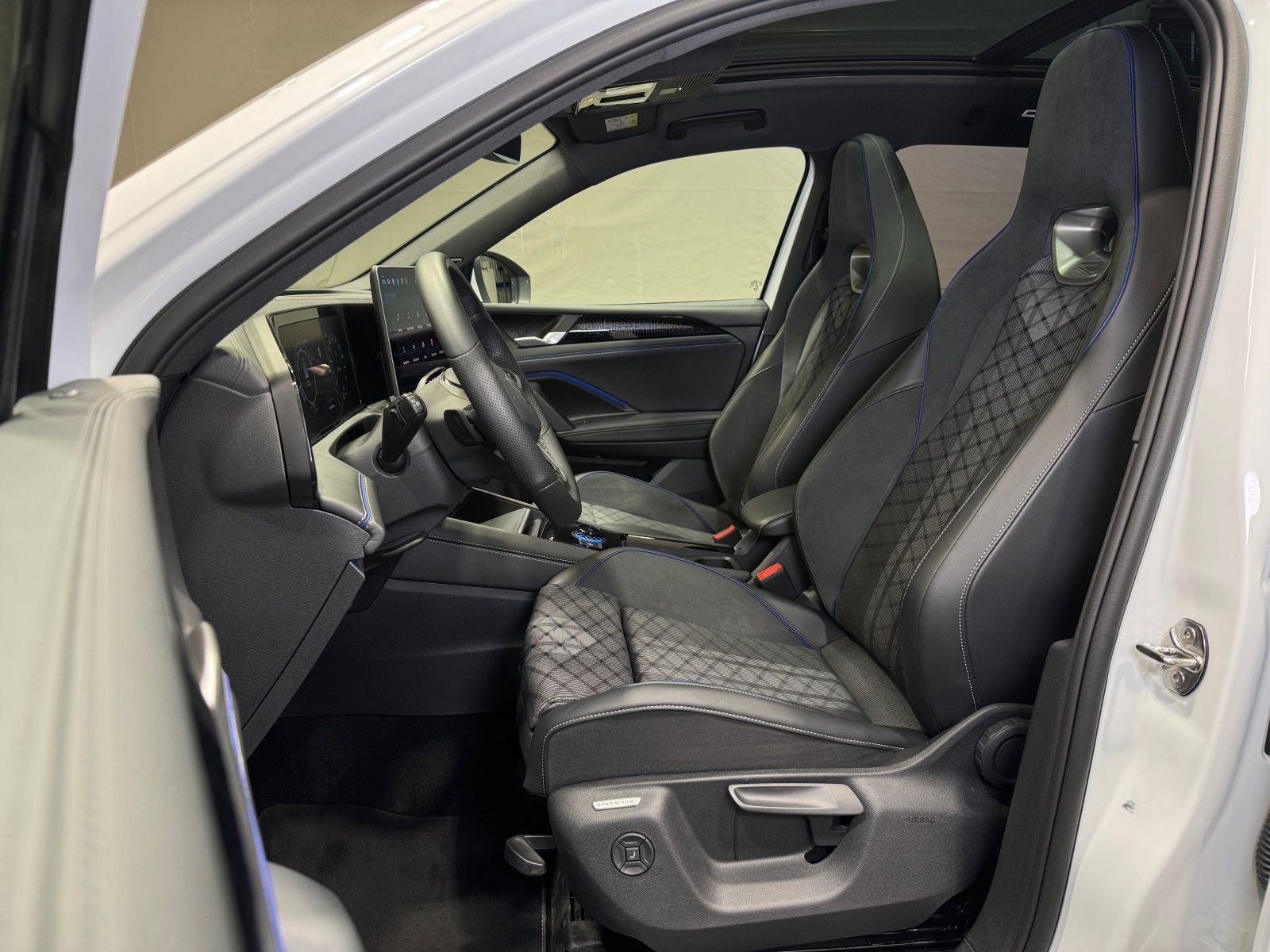 Volkswagen Tiguan R-Line 1.5 eTSI DSG | MATRIX NAVI PANO foto 21