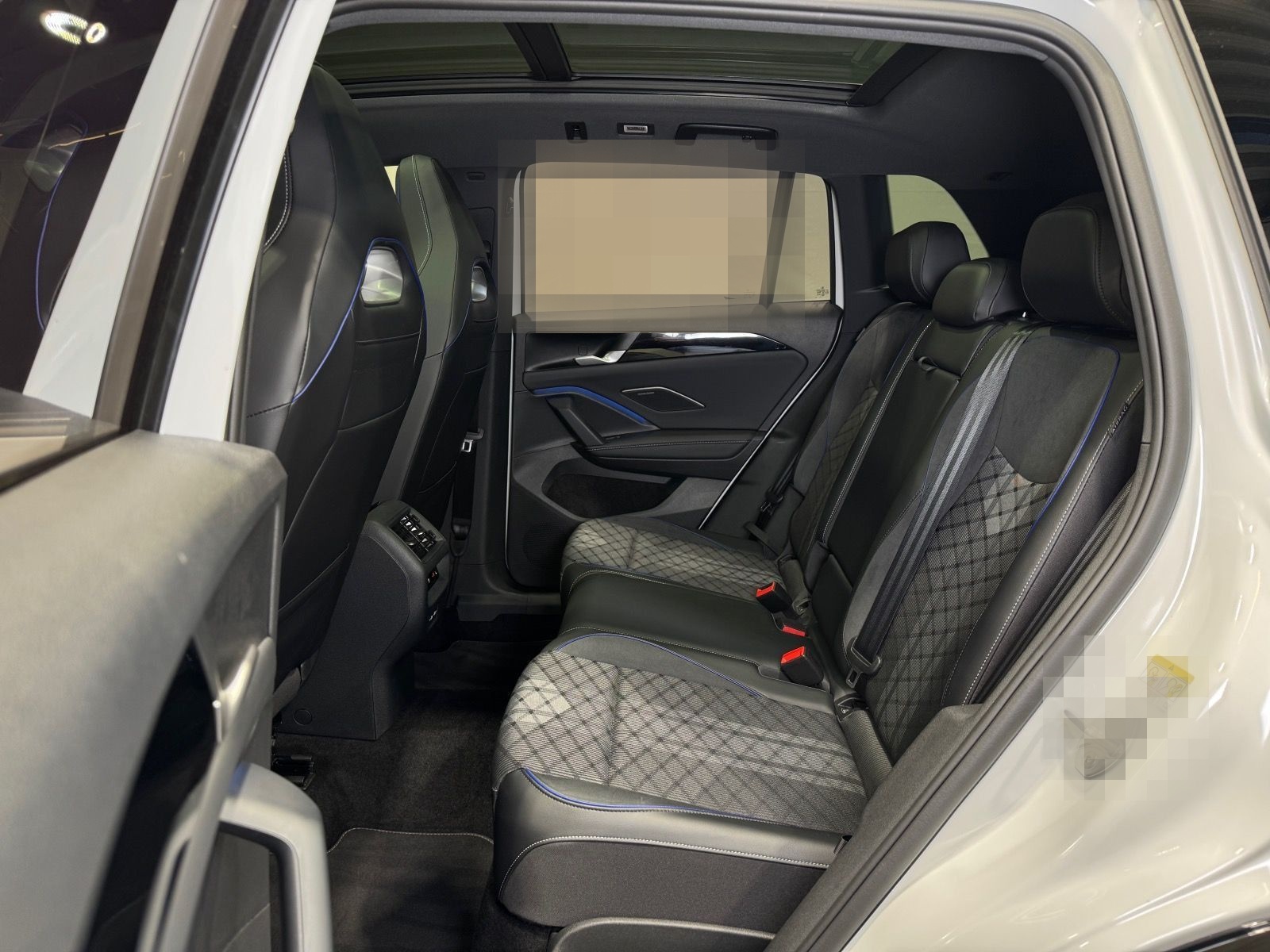 Volkswagen Tiguan R-Line 1.5 eTSI DSG | MATRIX NAVI PANO foto 22