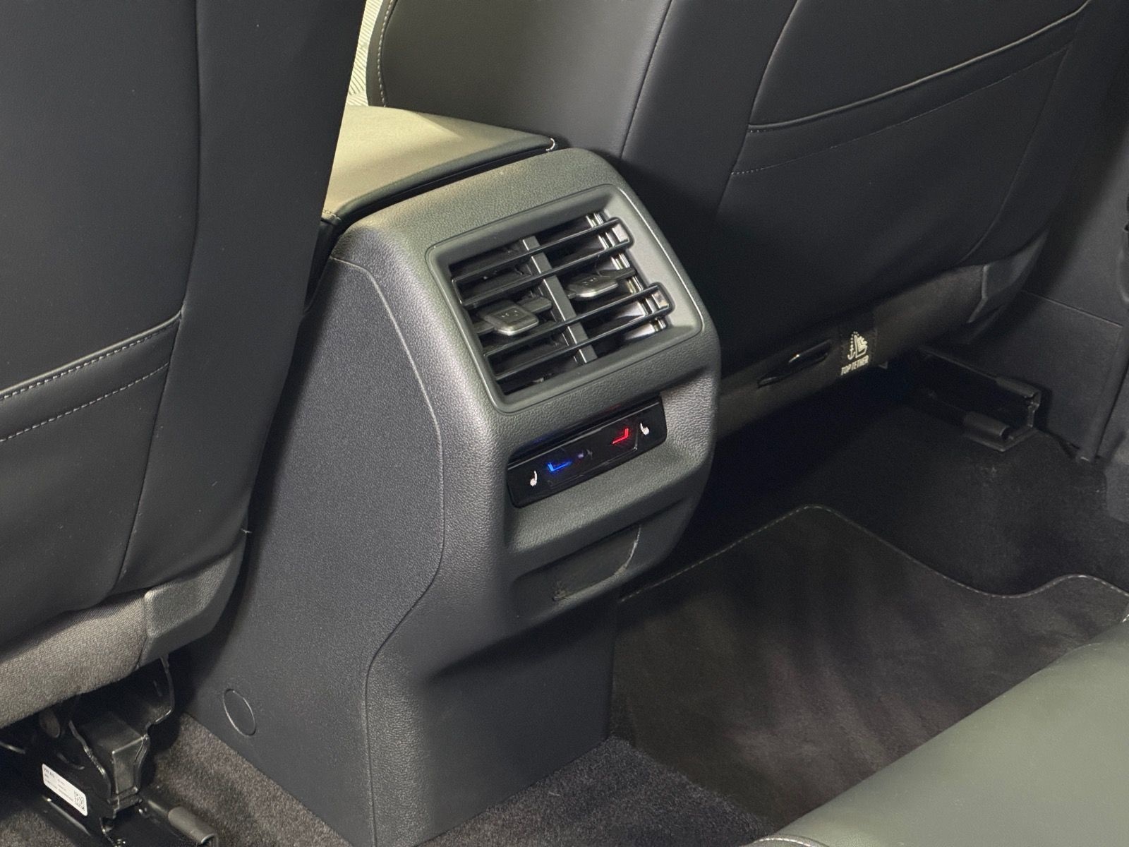 Volkswagen Tiguan R-Line 1.5 eTSI DSG | MATRIX NAVI PANO foto 23