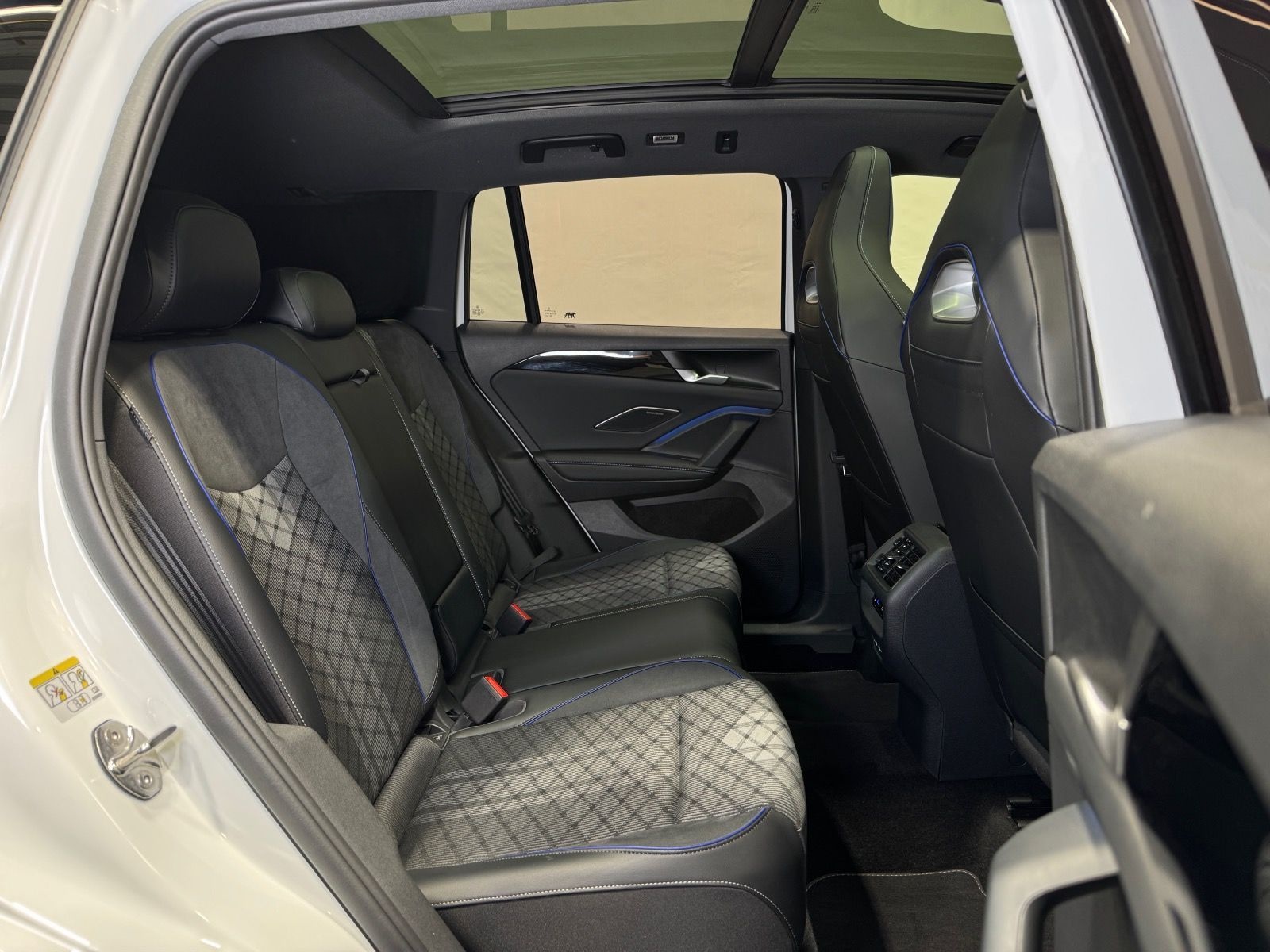 Volkswagen Tiguan R-Line 1.5 eTSI DSG | MATRIX NAVI PANO foto 24