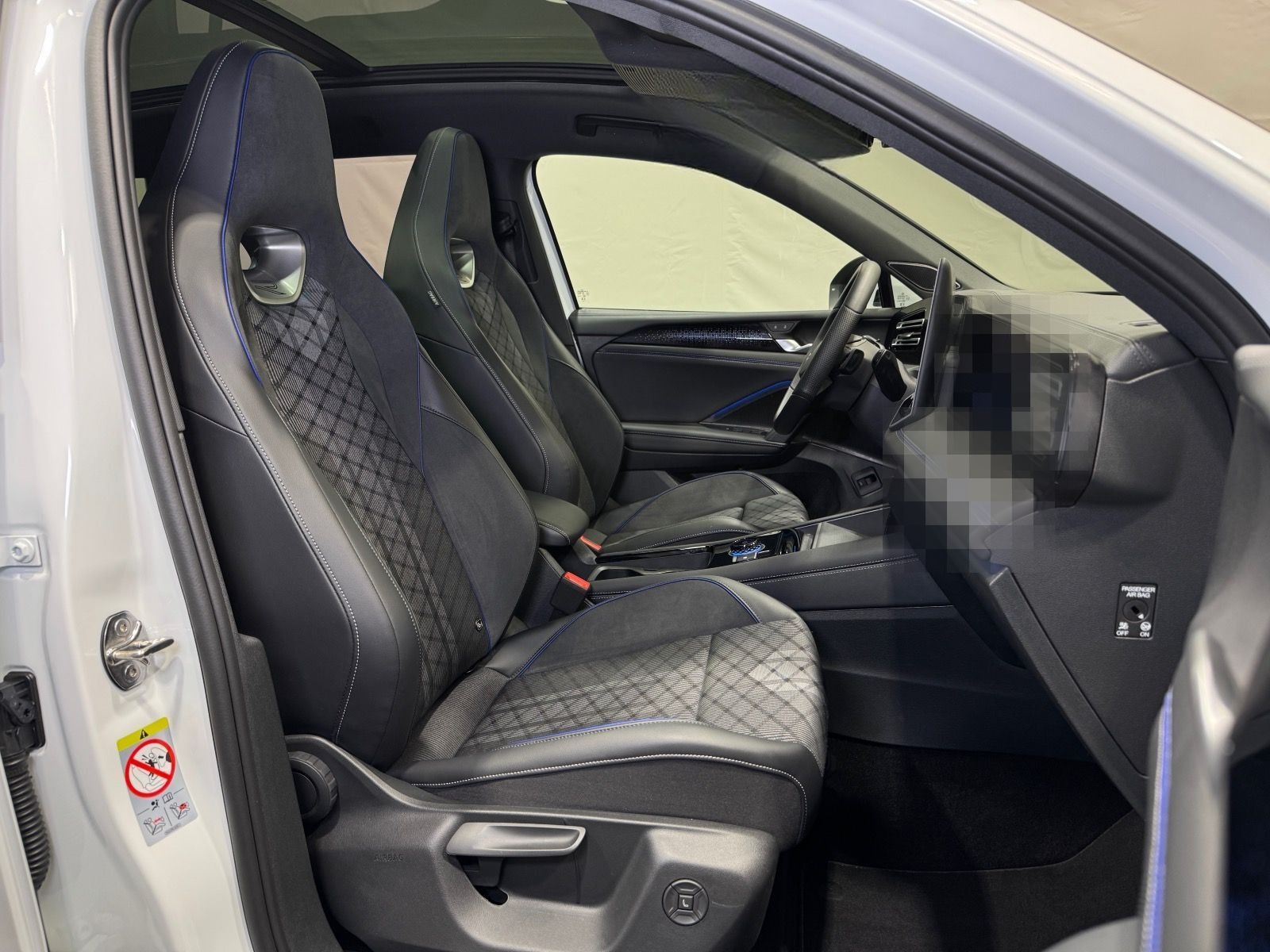 Volkswagen Tiguan R-Line 1.5 eTSI DSG | MATRIX NAVI PANO foto 25