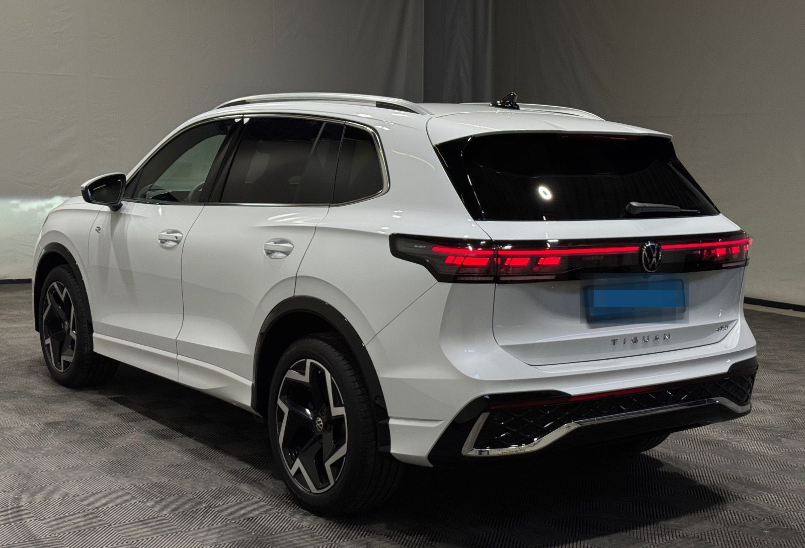 Volkswagen Tiguan R-Line 1.5 eTSI DSG | MATRIX NAVI PANO foto 5