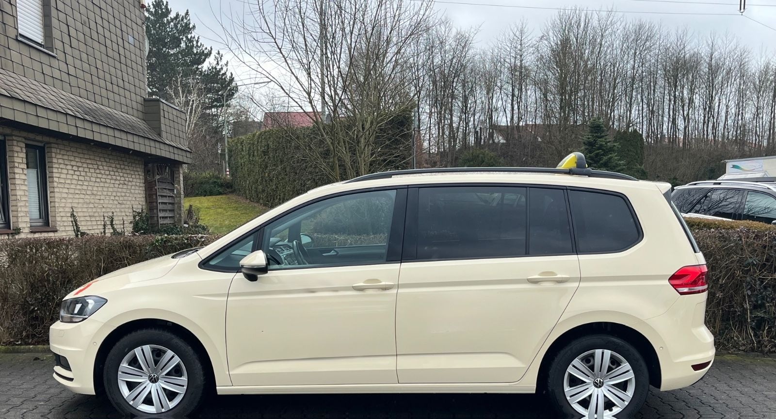 Volkswagen Touran 2.0 TDI DSG 7 Sitzer  Modell 2024 foto 2