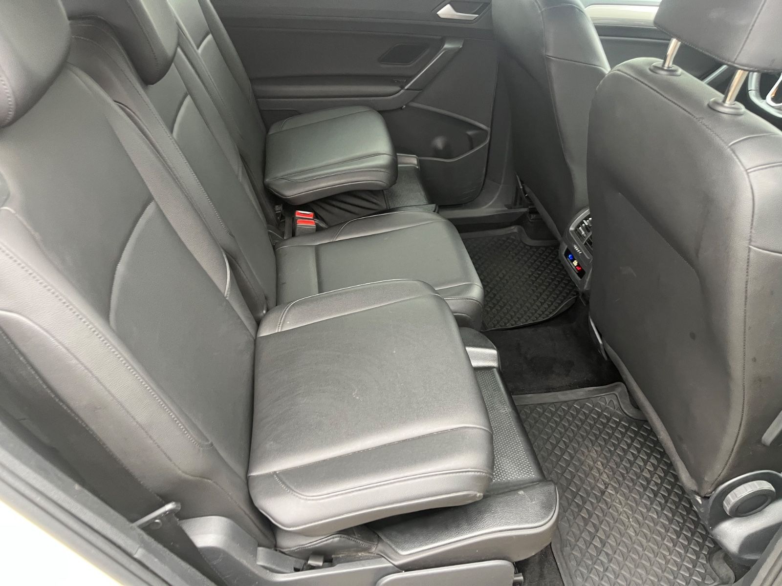 Volkswagen Touran 2.0 TDI DSG 7 Sitzer  Modell 2024 foto 14