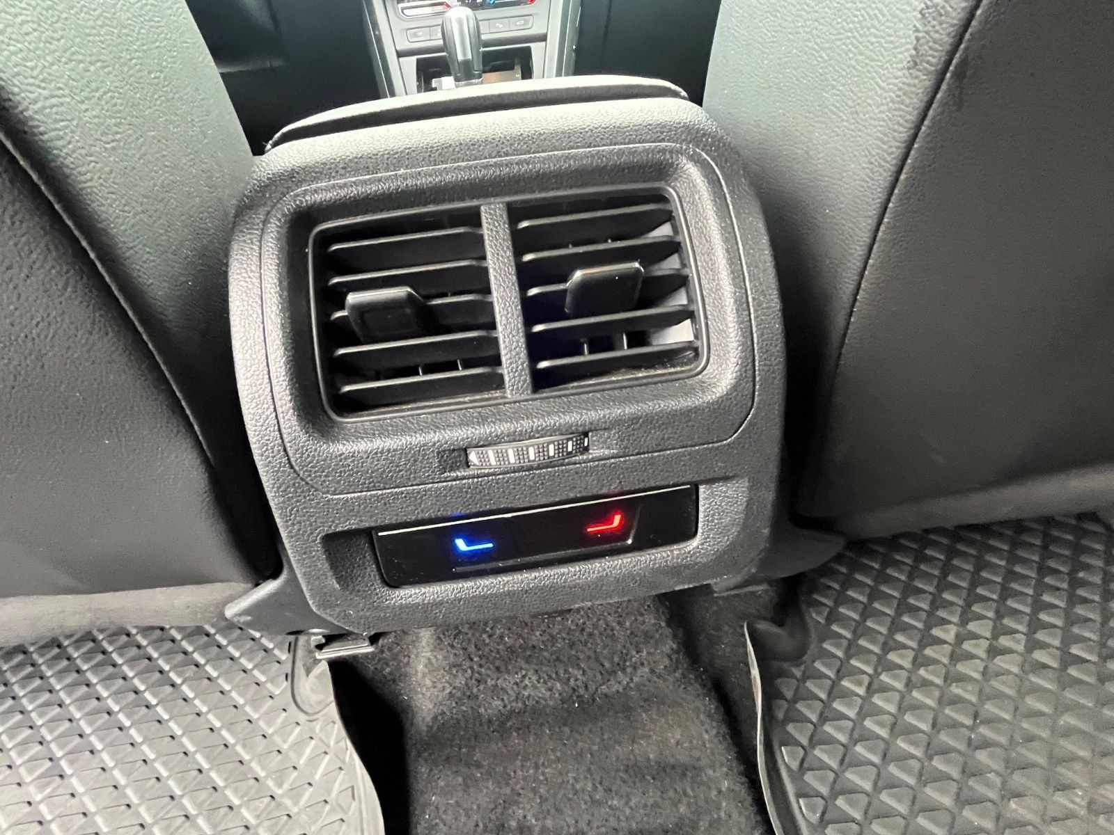 Volkswagen Touran 2.0 TDI DSG 7 Sitzer  Modell 2024 foto 19