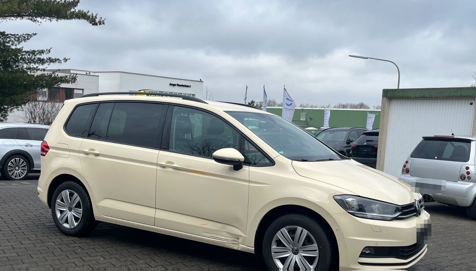 Volkswagen Touran 2.0 TDI DSG 7 Sitzer  Modell 2024 foto 5