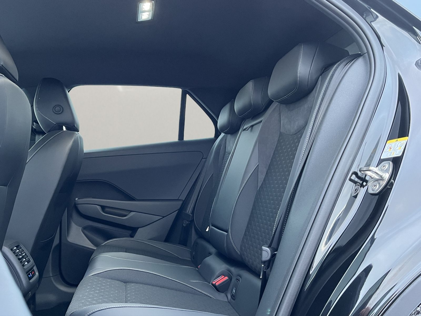 Volkswagen T-Roc  1.5 eTSI OPF, R-Line, DSG foto 10
