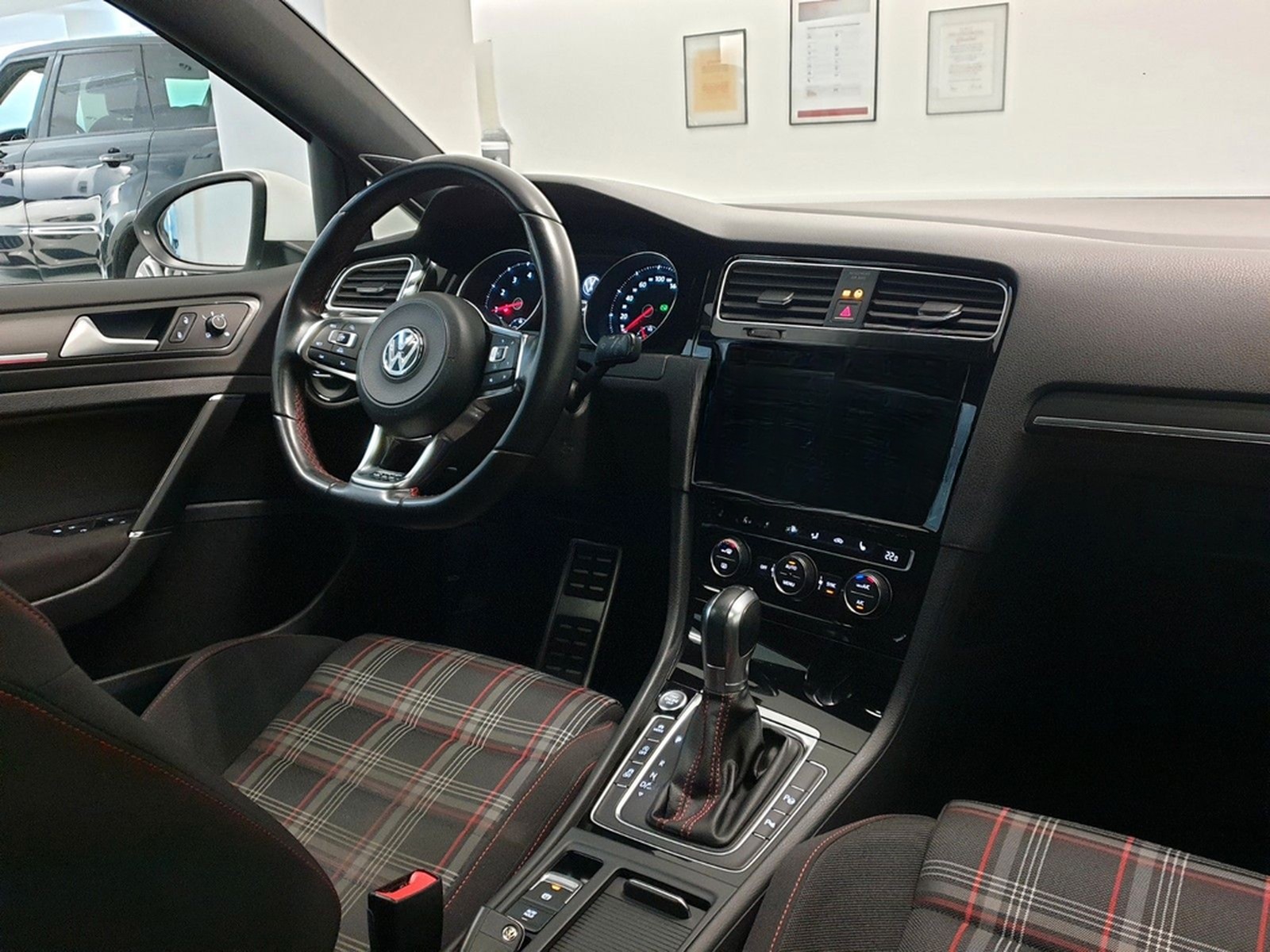 Volkswagen Golf VII GTI DSG 2.Hand NAVI LED K.LESS PANO foto 8