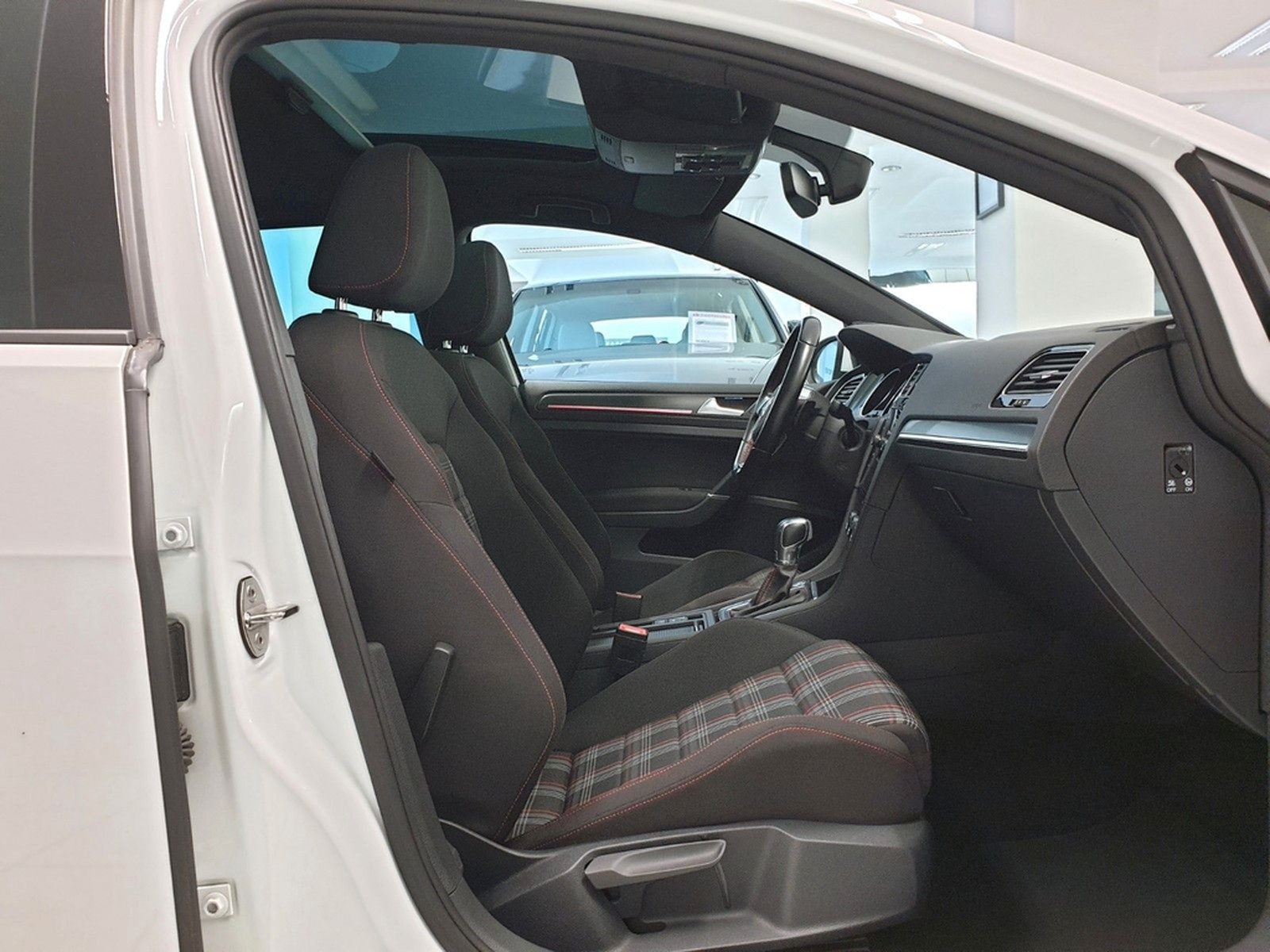Volkswagen Golf VII GTI DSG 2.Hand NAVI LED K.LESS PANO foto 10