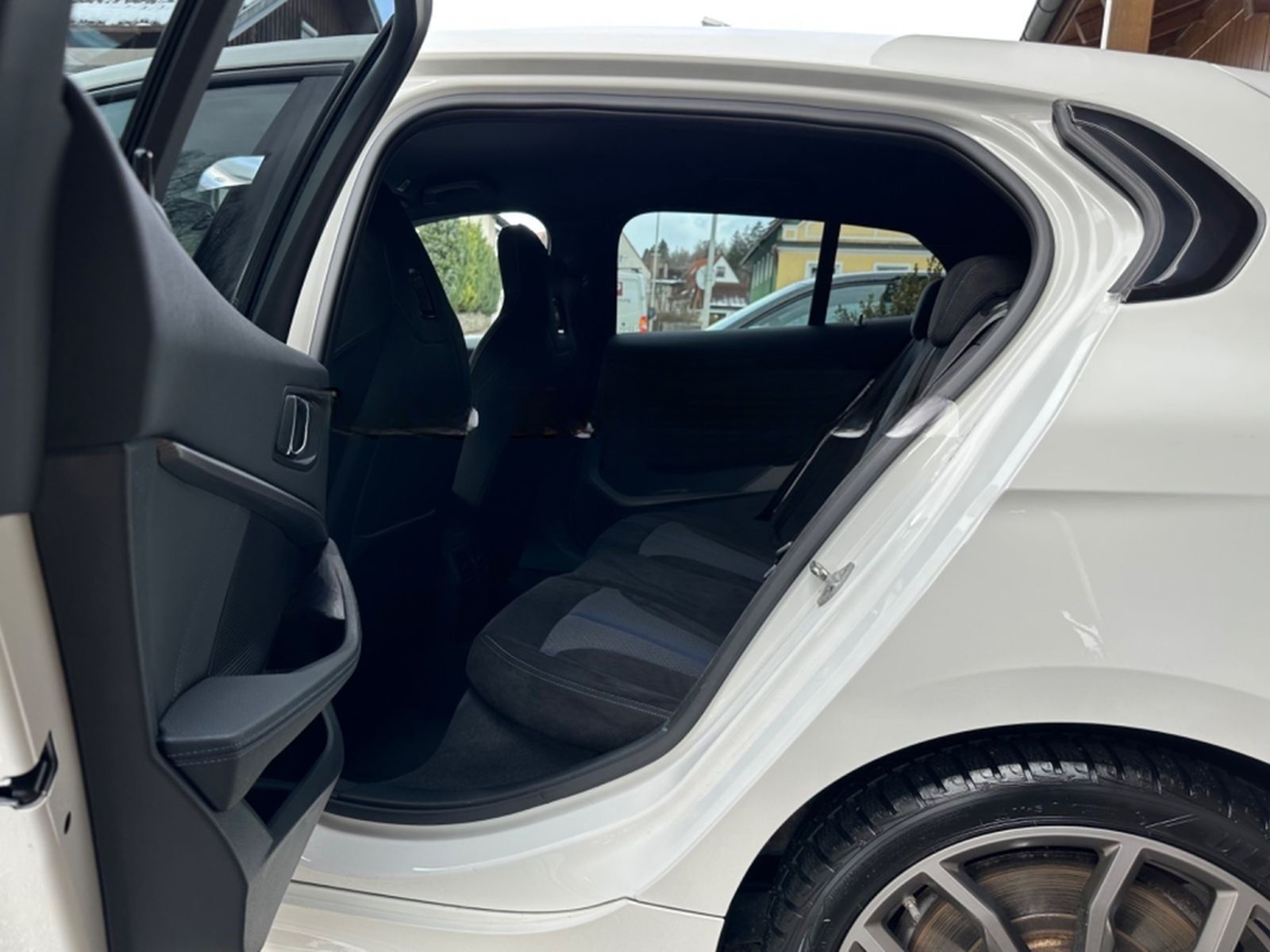 BMW M135 i xDrive Lim Aut Navi Temp LED foto 18