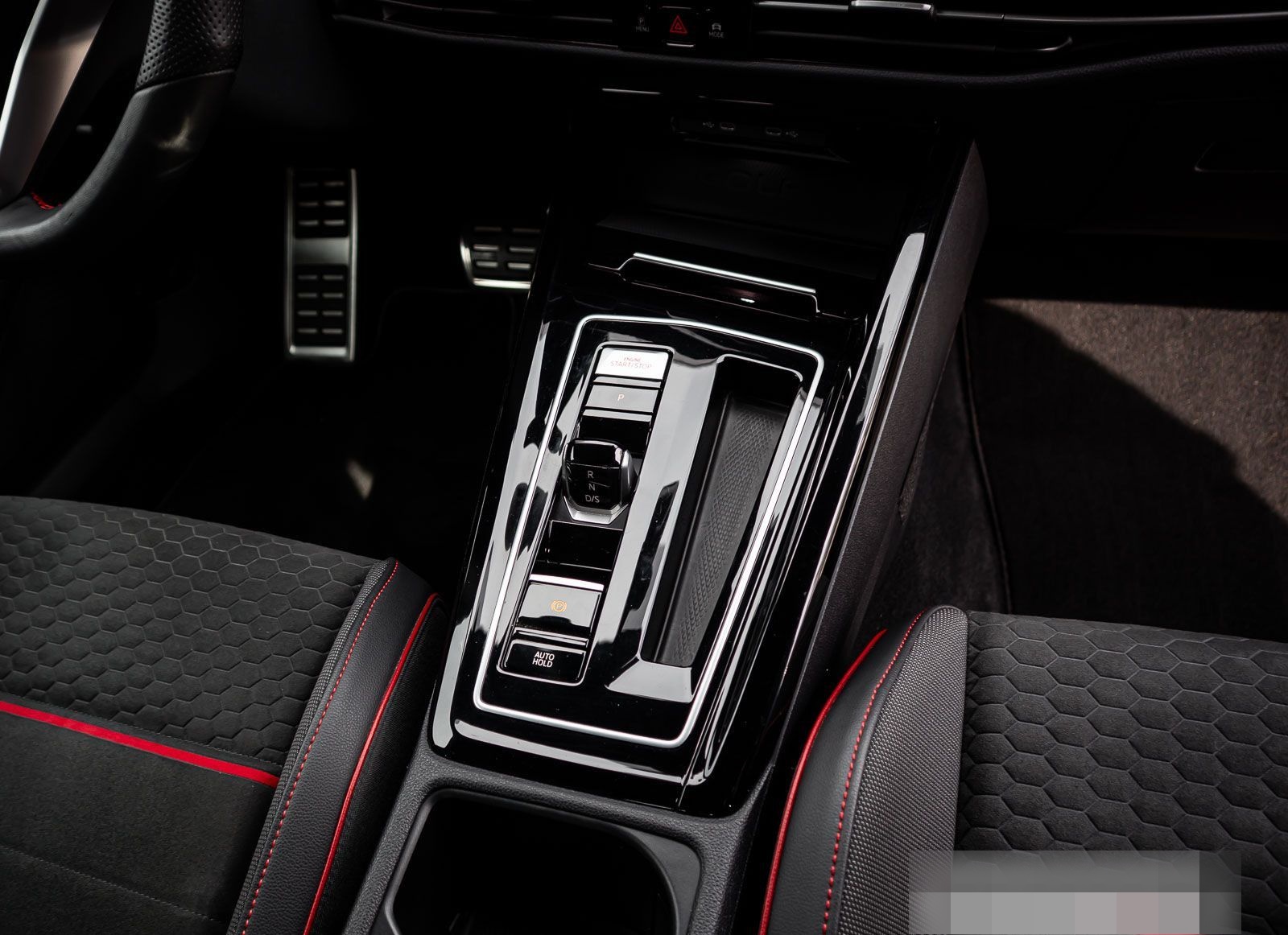 Volkswagen Golf VIII GTI Clubsport 2.0 TSI Navi LED+ ACC 18 foto 16
